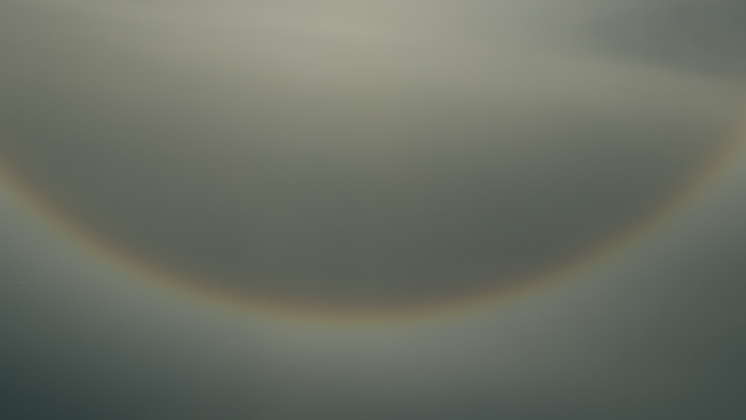 Un'immagine subacquea che mostra un arco di luce tenue in colori tenui