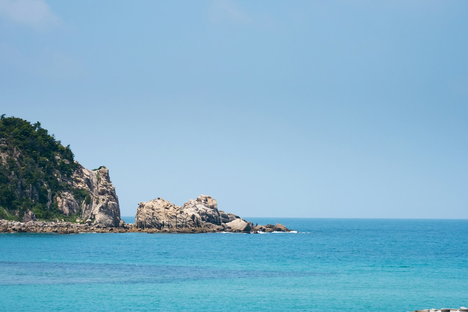 Vista panoramica del mare turchese e della costa rocciosa