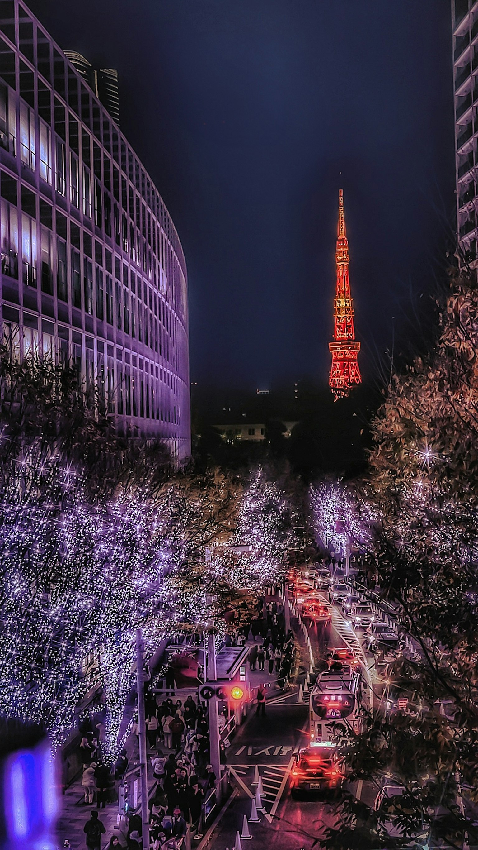 Torre de Tokio brillando por la noche en un paisaje urbano
