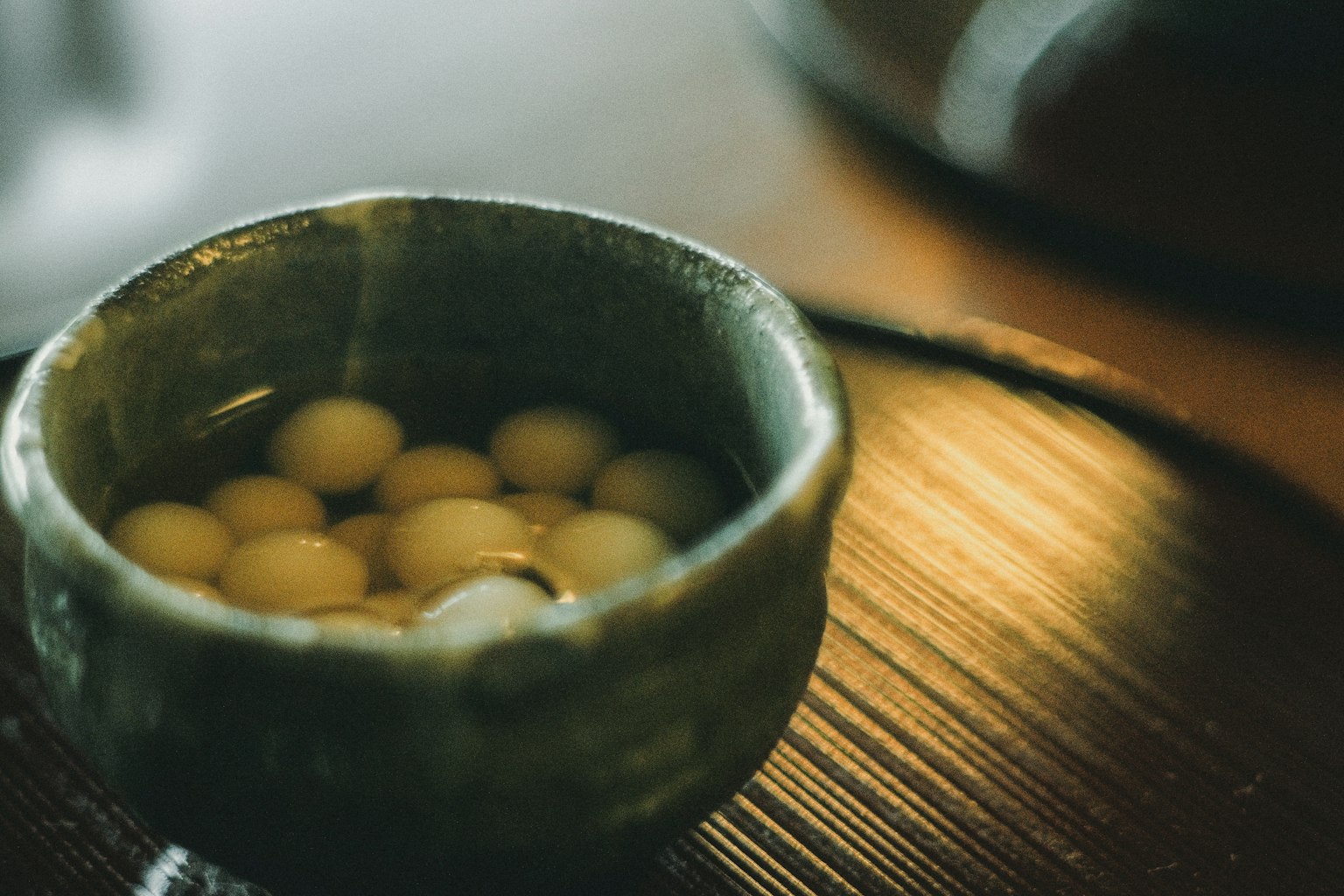 小陶瓷碗装满圆形白色甜点