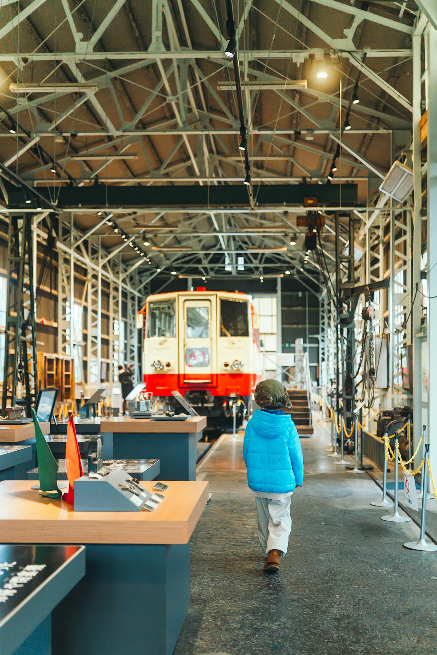 博物館の内部にいる子供と展示された列車