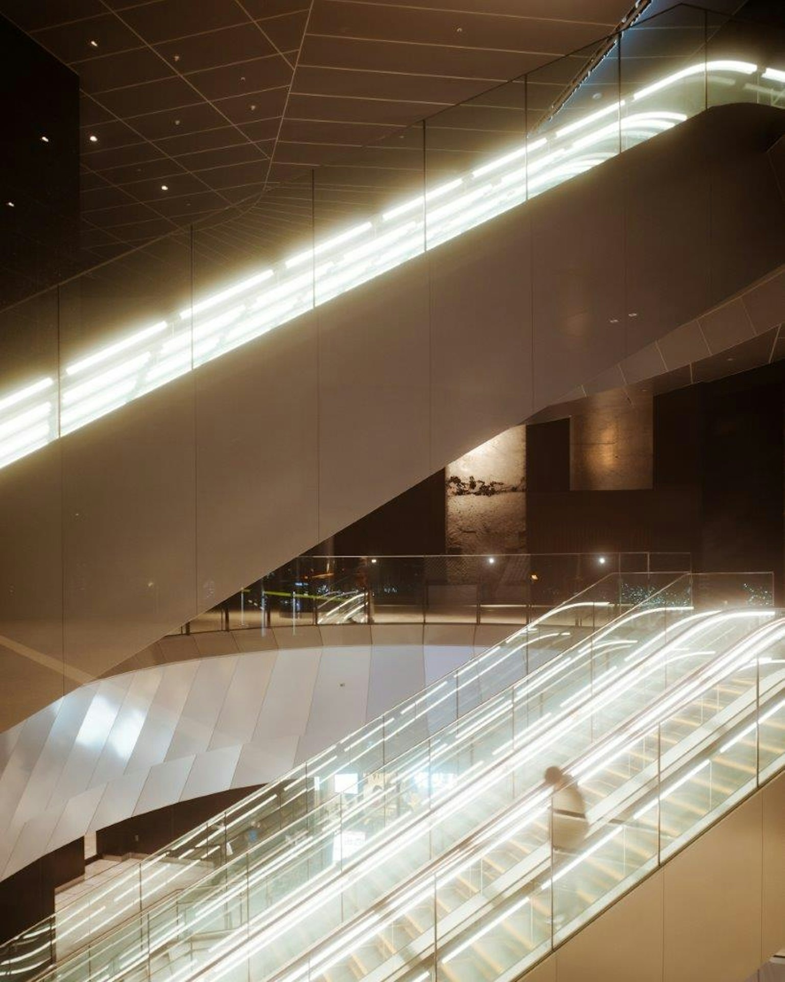 Vue intérieure d'un escalier roulant moderne avec un éclairage lumineux