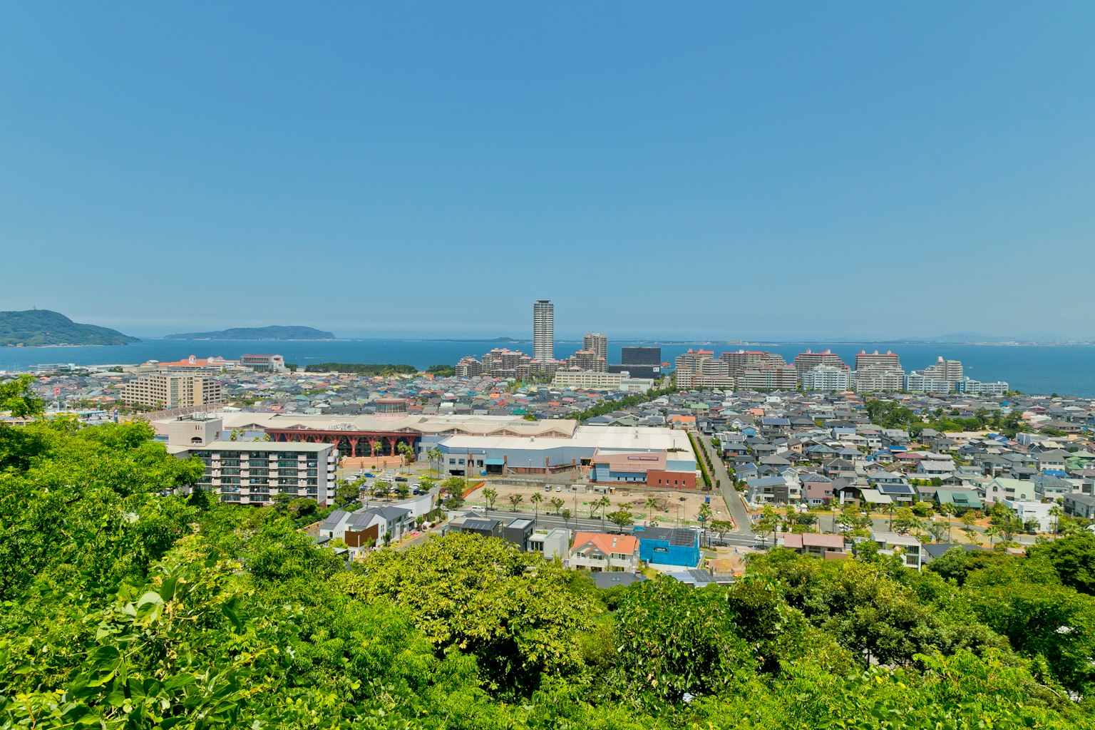 วิวพาโนรามาของเมืองที่มีทะเลสีน้ำเงินในพื้นหลัง