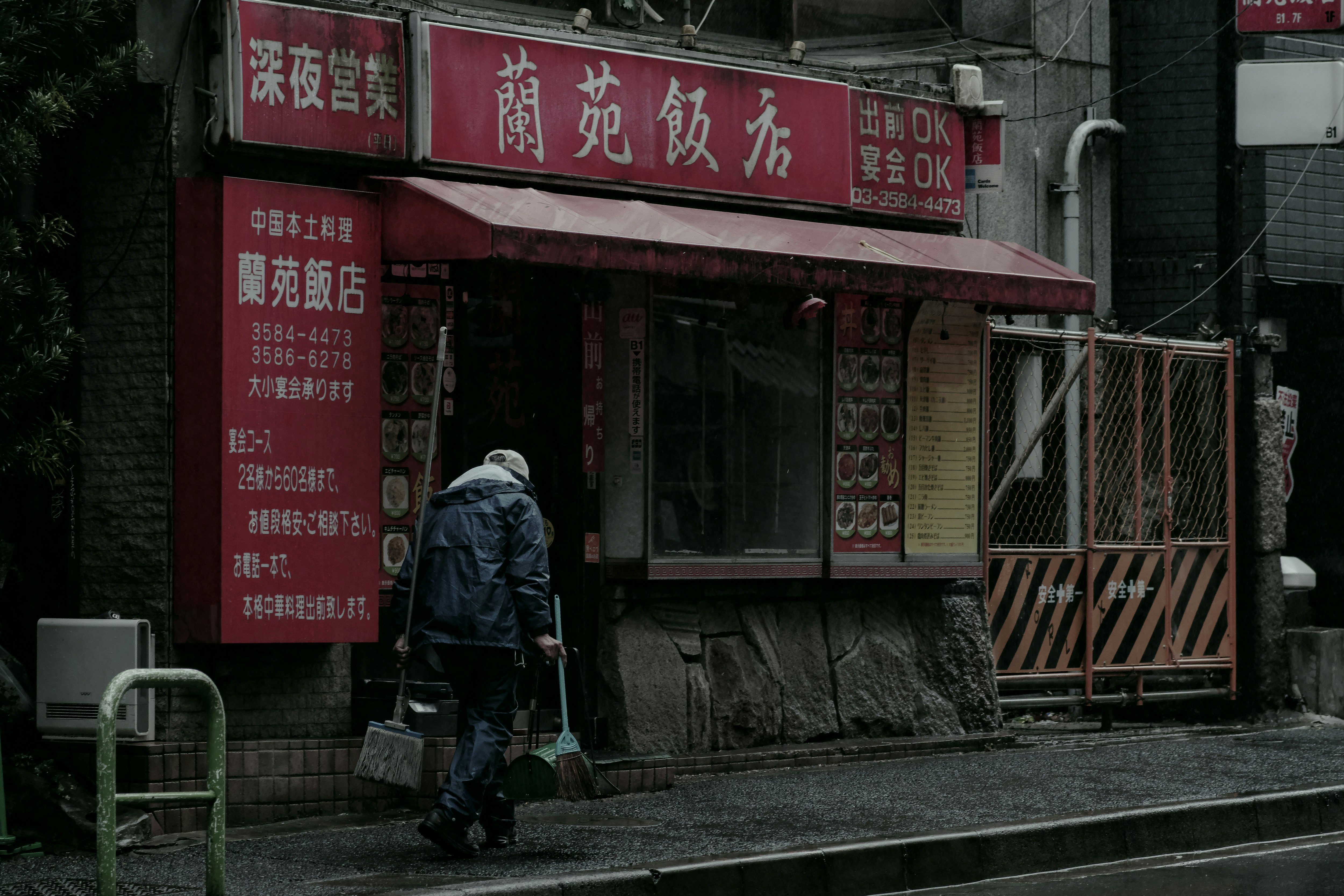 雨天小巷里的红色中餐馆入口