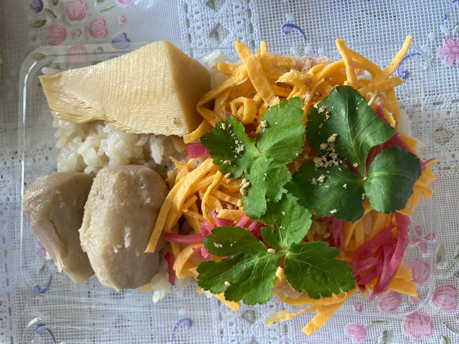 盘子里的食物，米饭上放有沙拉和奶酪丝，添加新鲜香草