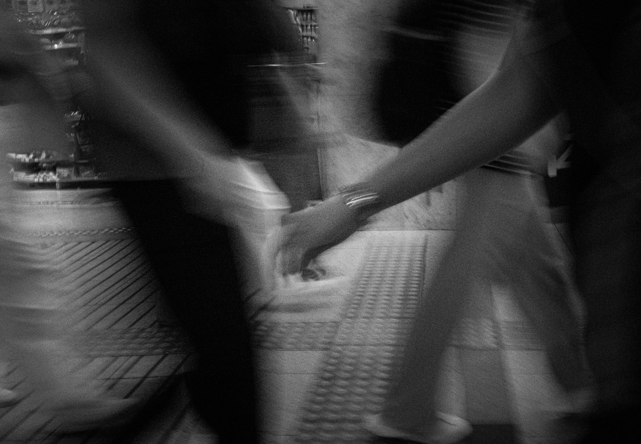 モノクロの手が交差する抽象的な動きのある構図