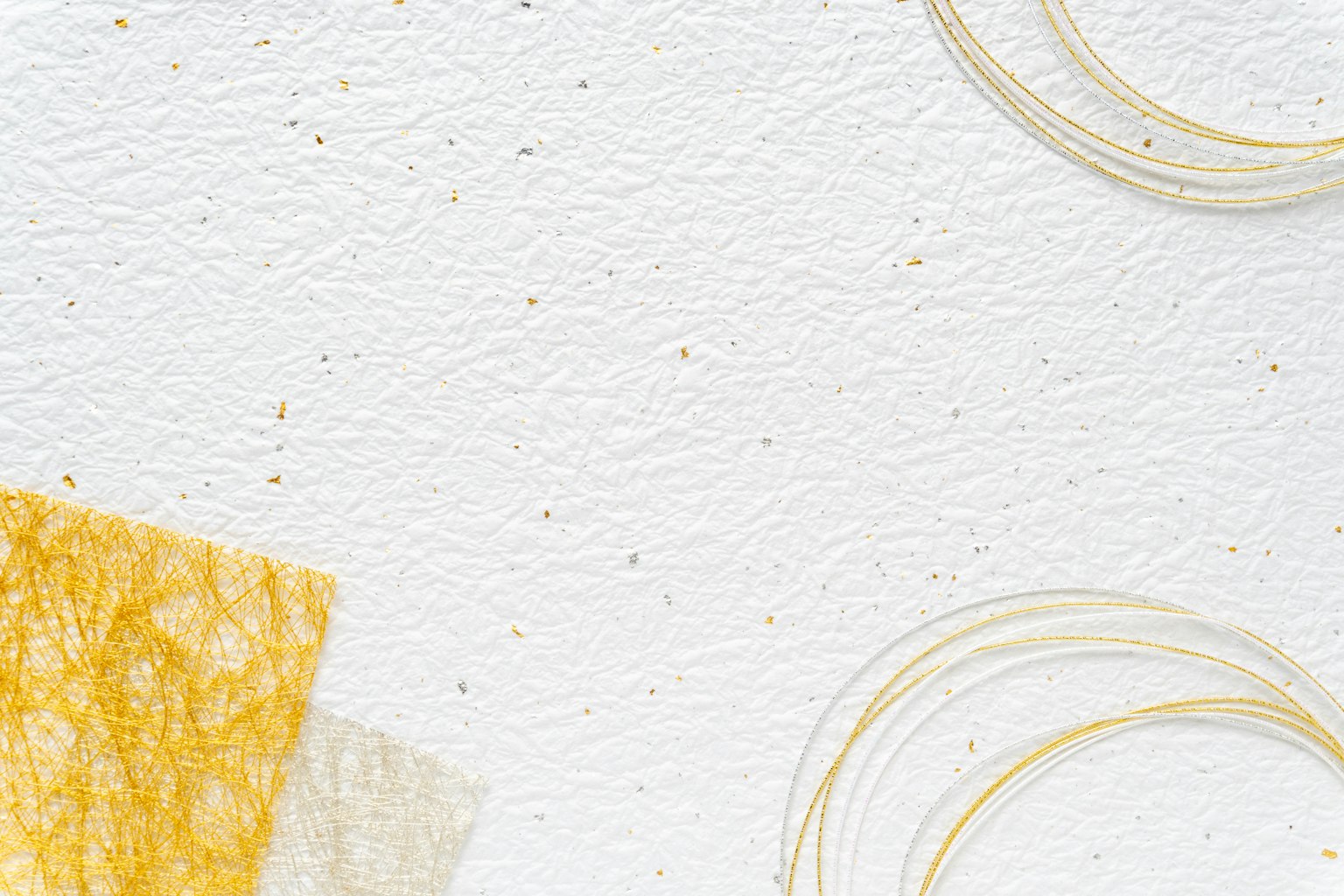 Ein weißer Hintergrund mit überlappenden gelben und weißen Texturen sowie transparenten kreisförmigen Designs
