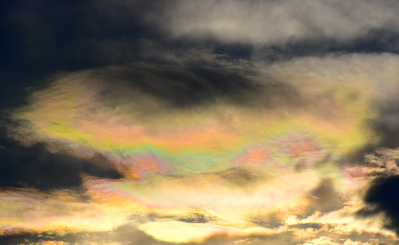 Irideszente Wolken in einem dunklen Himmel