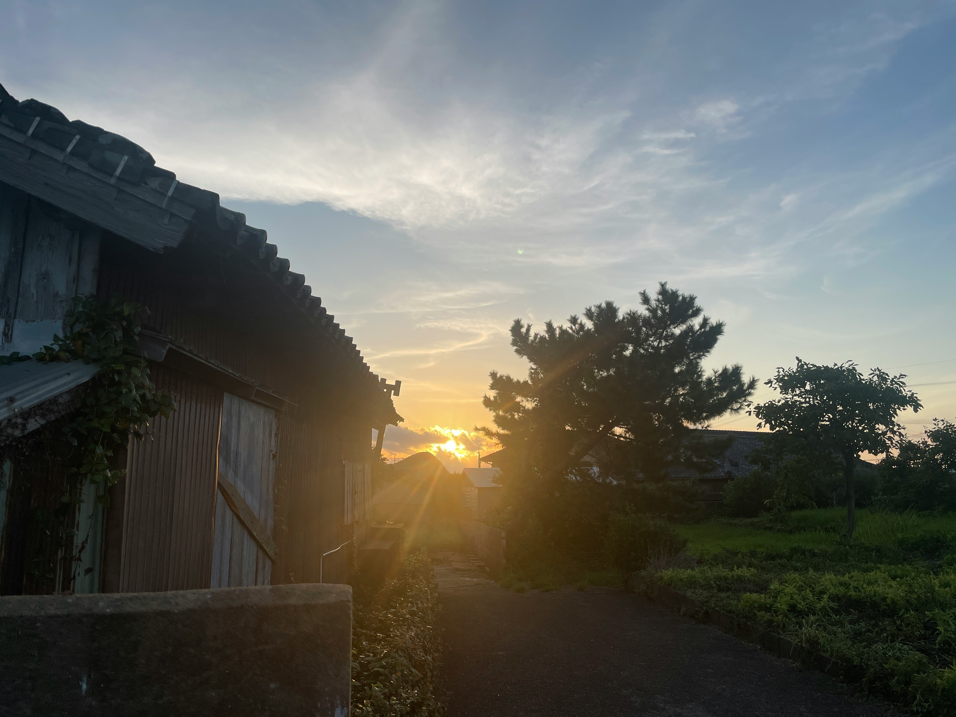 夕暮れの空と田舎の小屋のある風景