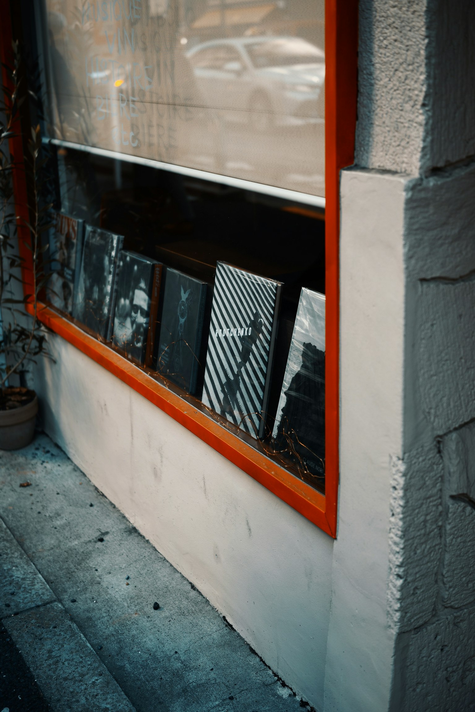 Photographies en noir et blanc exposées dans une vitrine