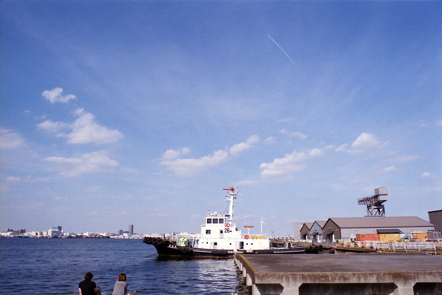 横浜の海沿いの桟橋と船
