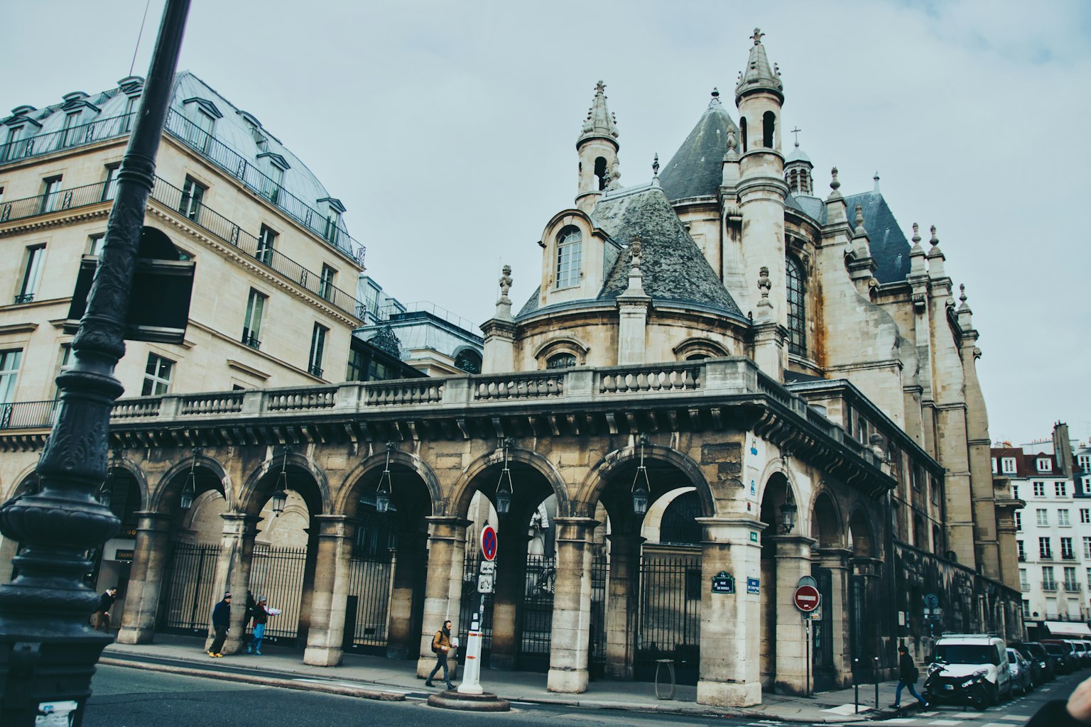 Edificio histórico en París con hermosos arcos y agujas