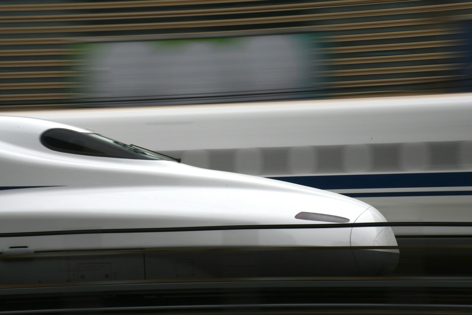 Shinkansen-Hochgeschwindigkeitszug mit stromlinienförmigem Design, das Geschwindigkeit betont