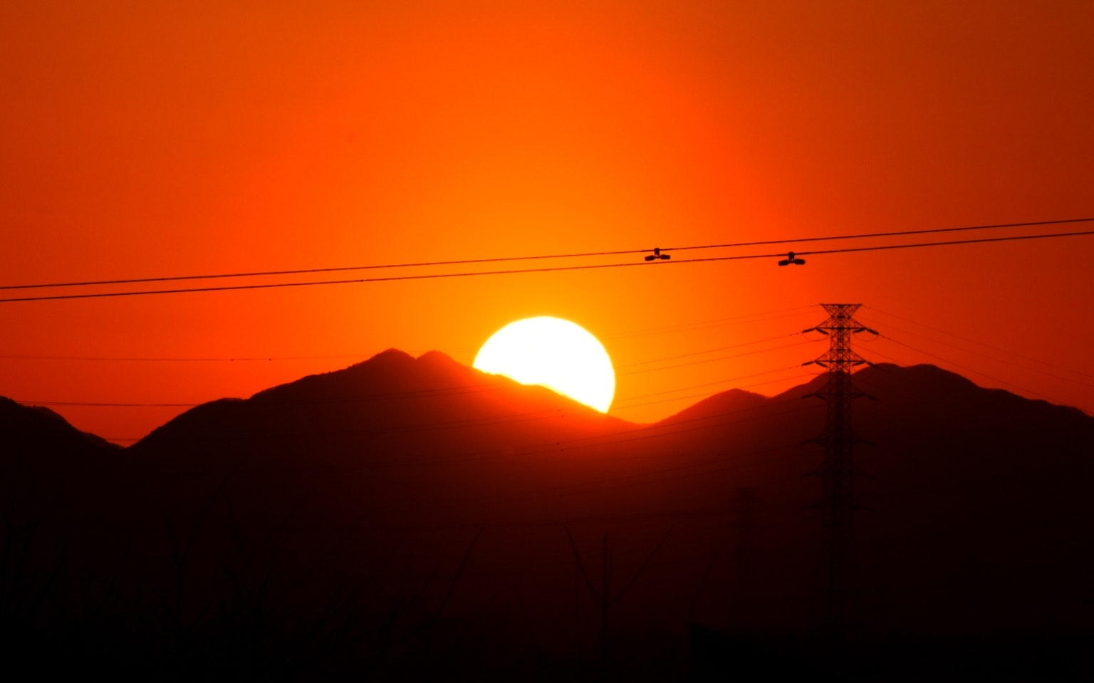Hermoso atardecer elevándose entre las montañas