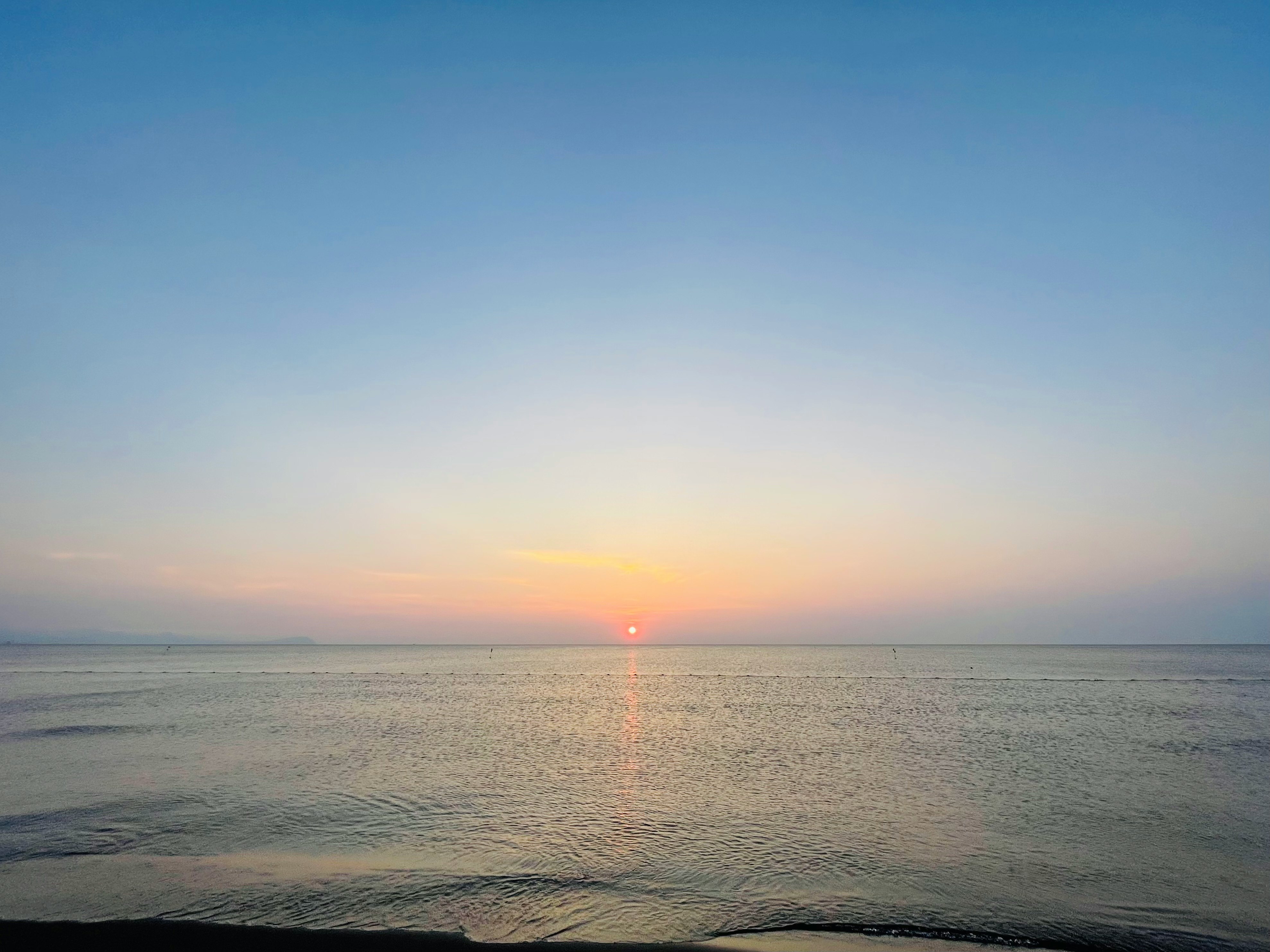 Horizonte del mar tranquilo al atardecer