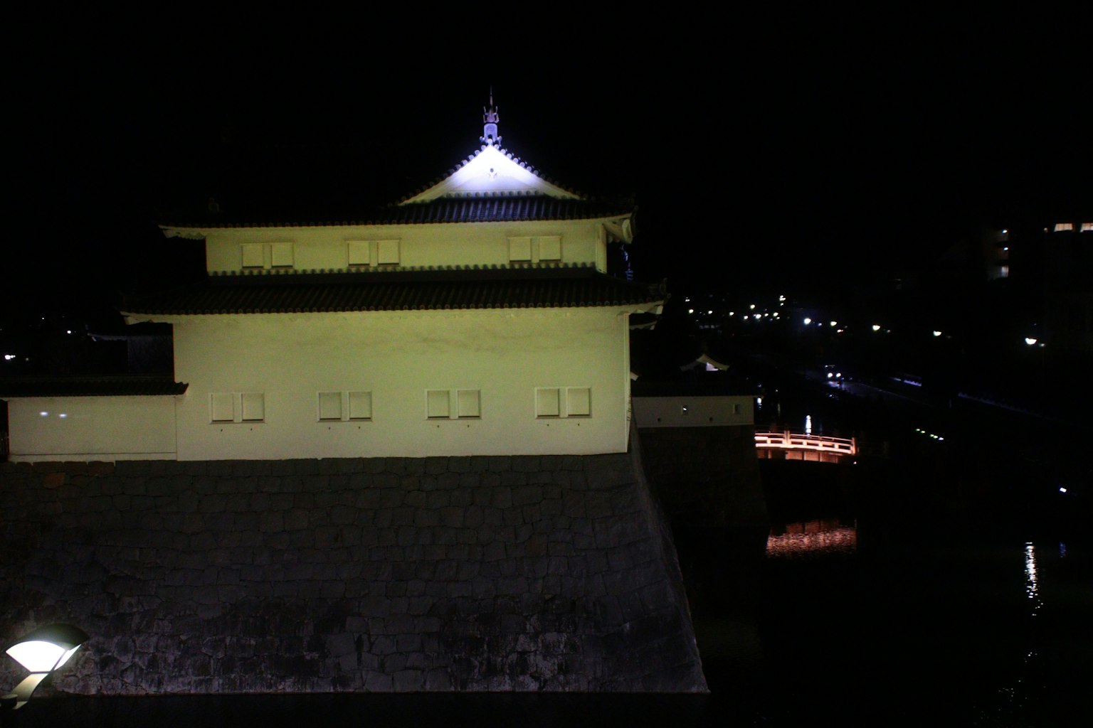 夜間照亮的傳統建築屋頂
