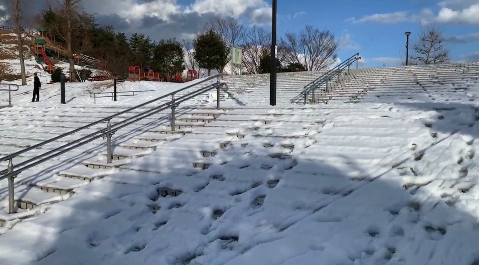 Escaliers recouverts de neige avec rampes et empreintes