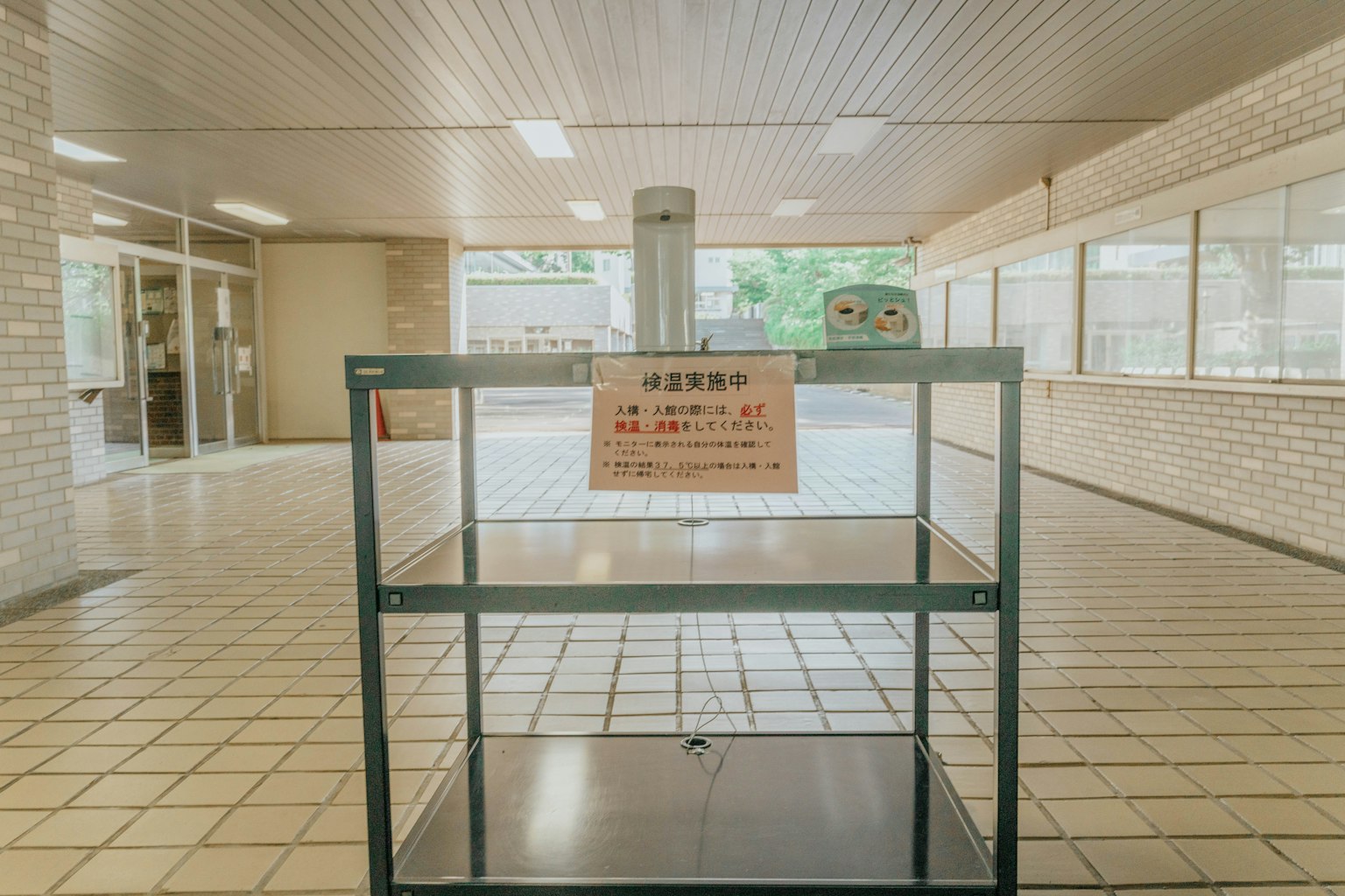 Hall d'entrée vide avec une étagère et un panneau d'avis