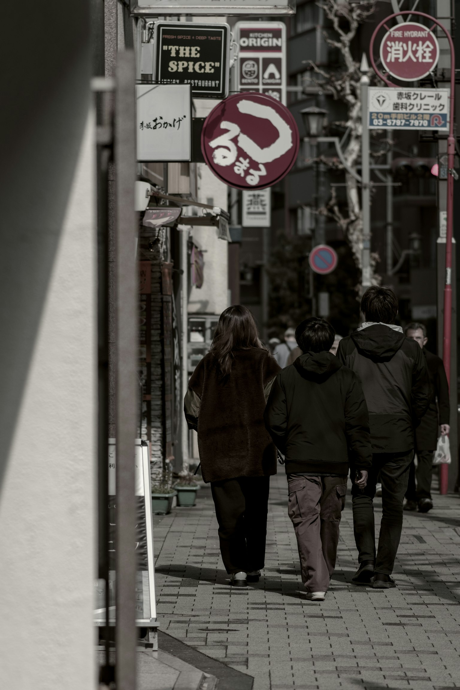 Mọi người đi bộ trên phố có biển hiệu