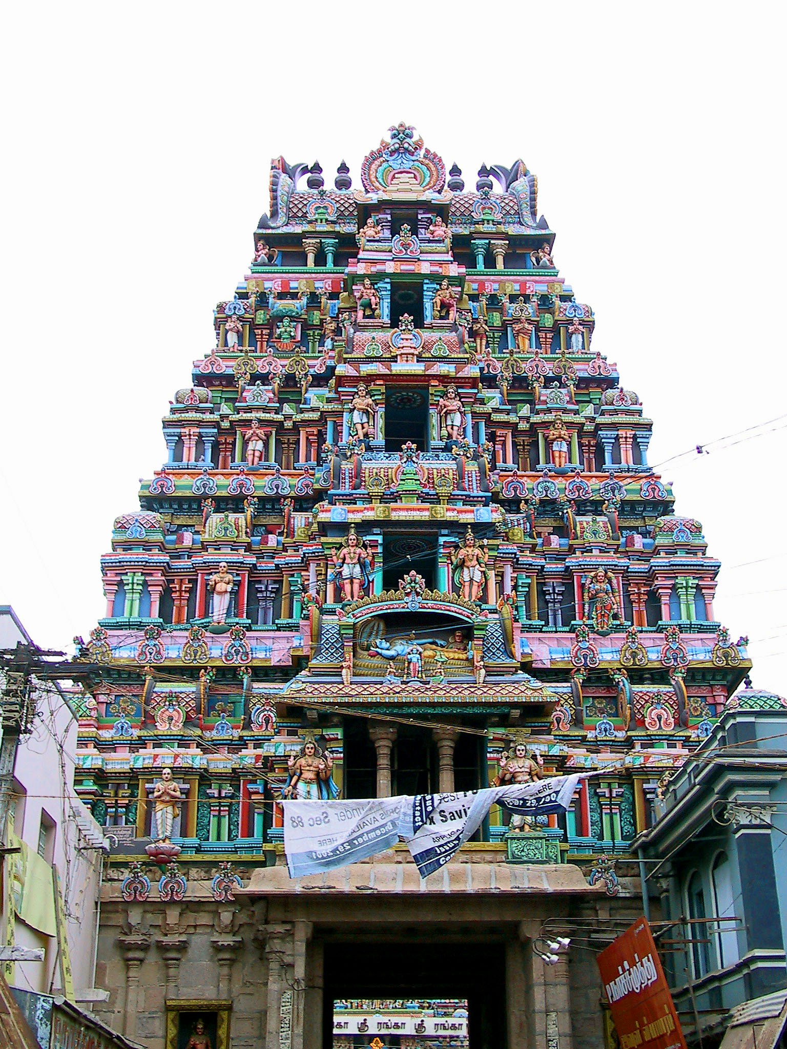 Image d'une tour de temple sud-indien colorée avec des décorations complexes