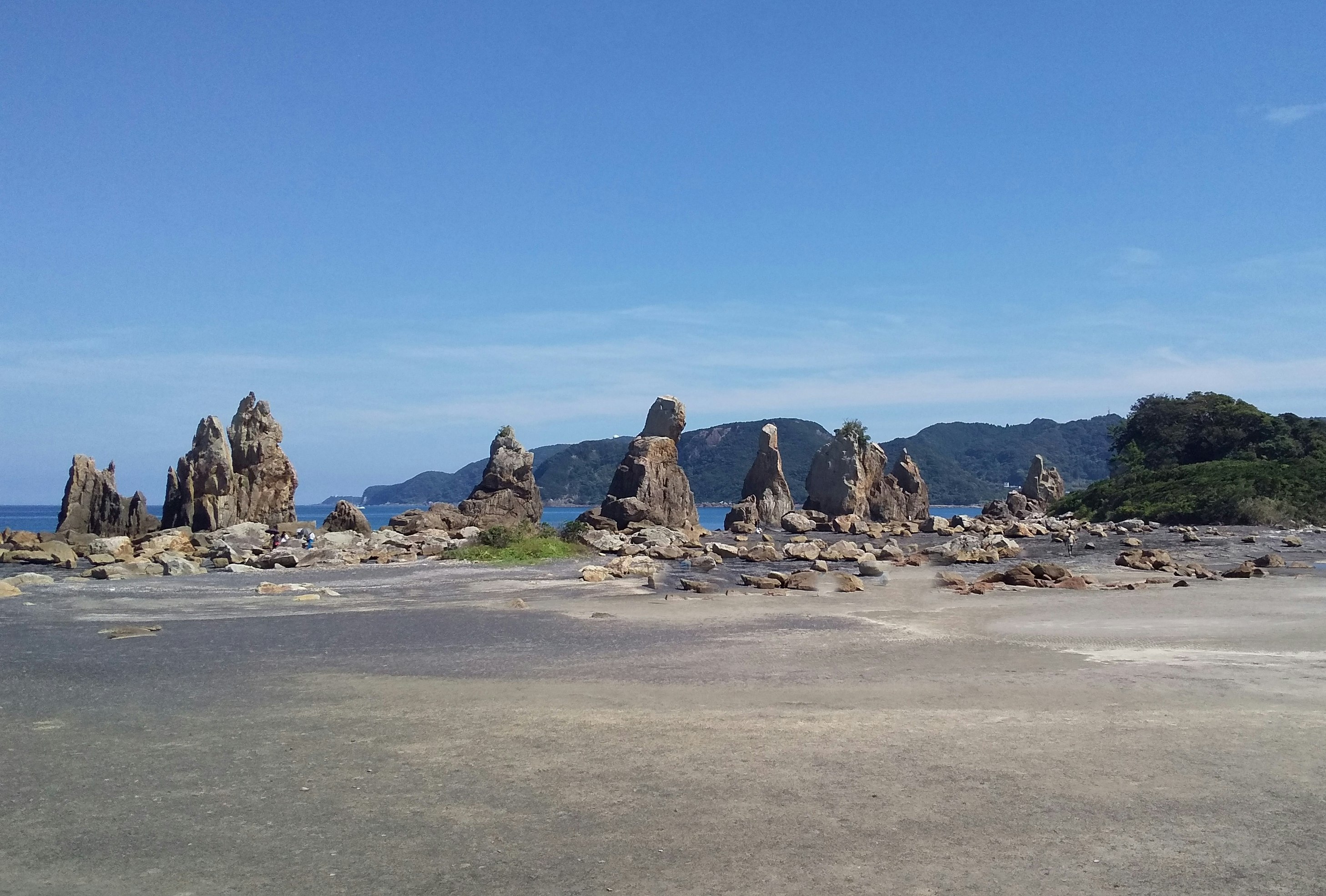 海邊沙灘與奇特岩石群的風景