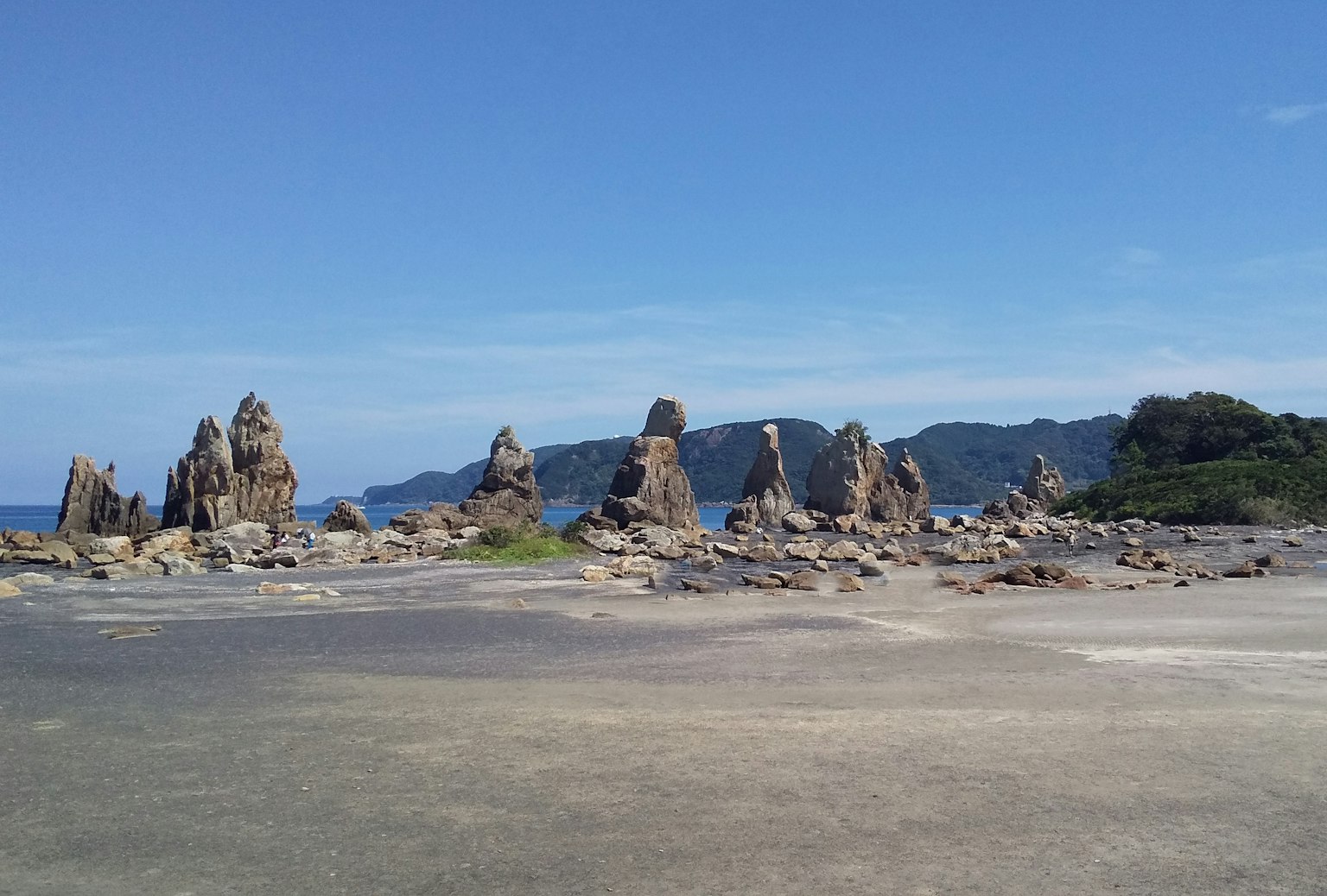 Formations rocheuses uniques contre un ciel bleu et une côte