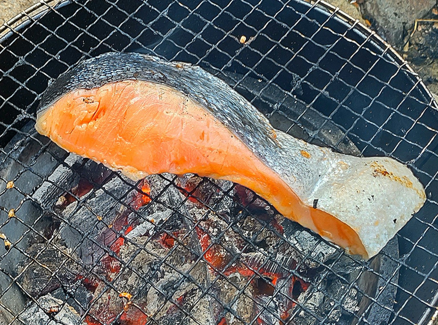Filet de saumon grillé sur charbon