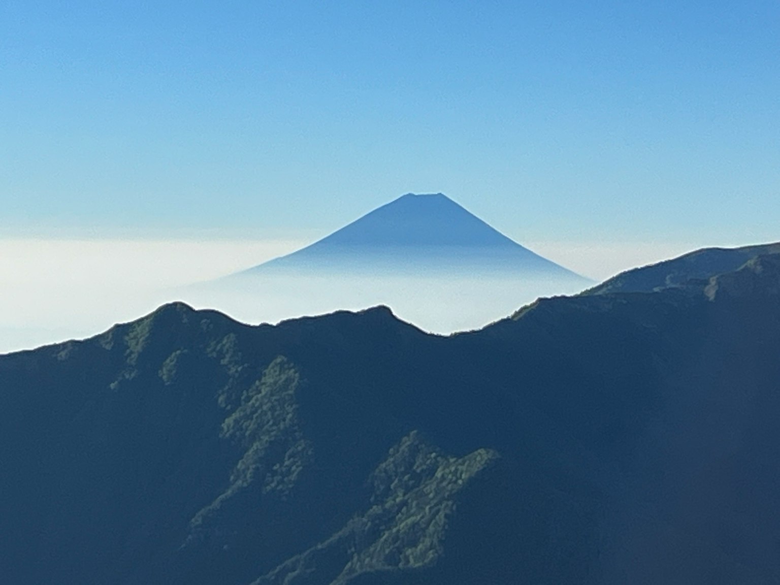 Silhouette eines schönen Berges unter einem klaren blauen Himmel