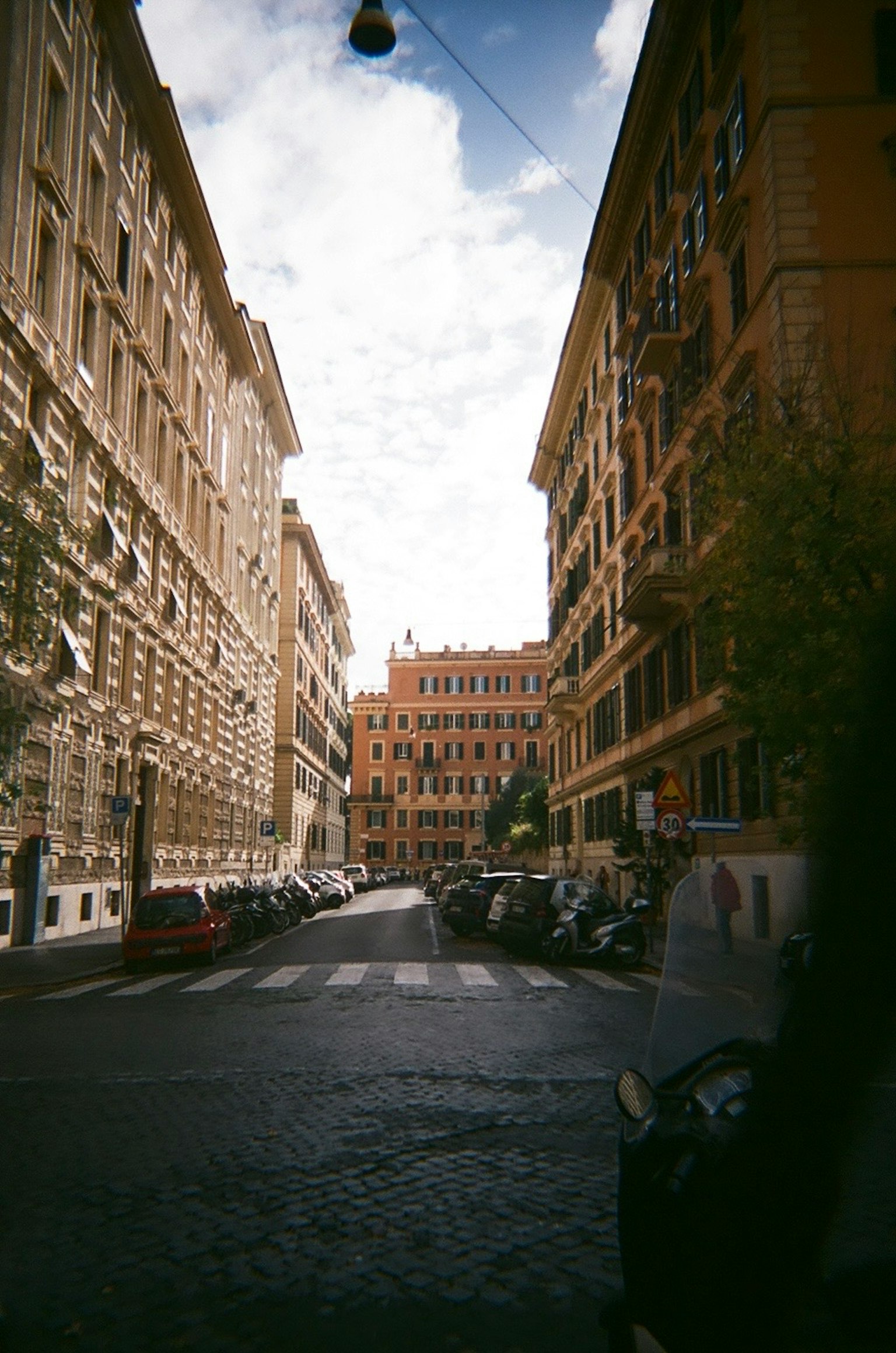 Khung cảnh đường phố ở Rome với các tòa nhà xếp hàng và bầu trời nhìn thấy được