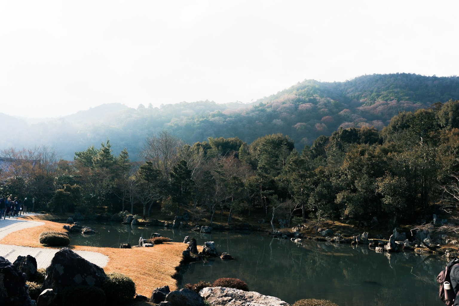 Vue panoramique d'un lac tranquille entouré de montagnes