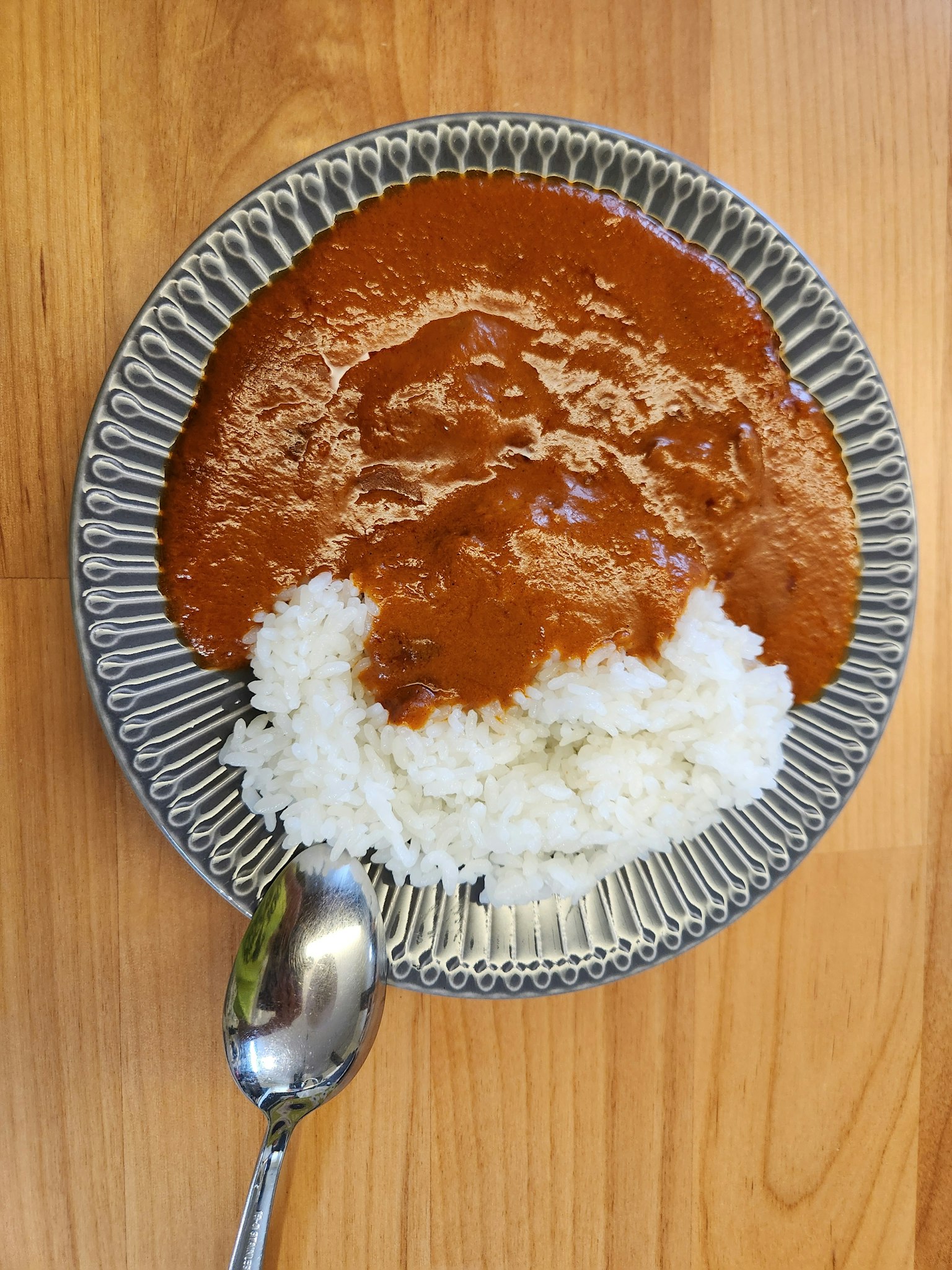 Une assiette de riz servie avec une sauce au curry