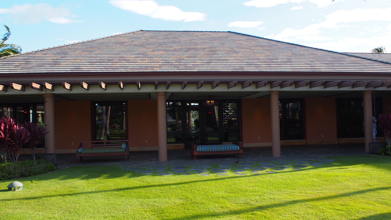 Exterior de una casa moderna rodeada de un hermoso jardín