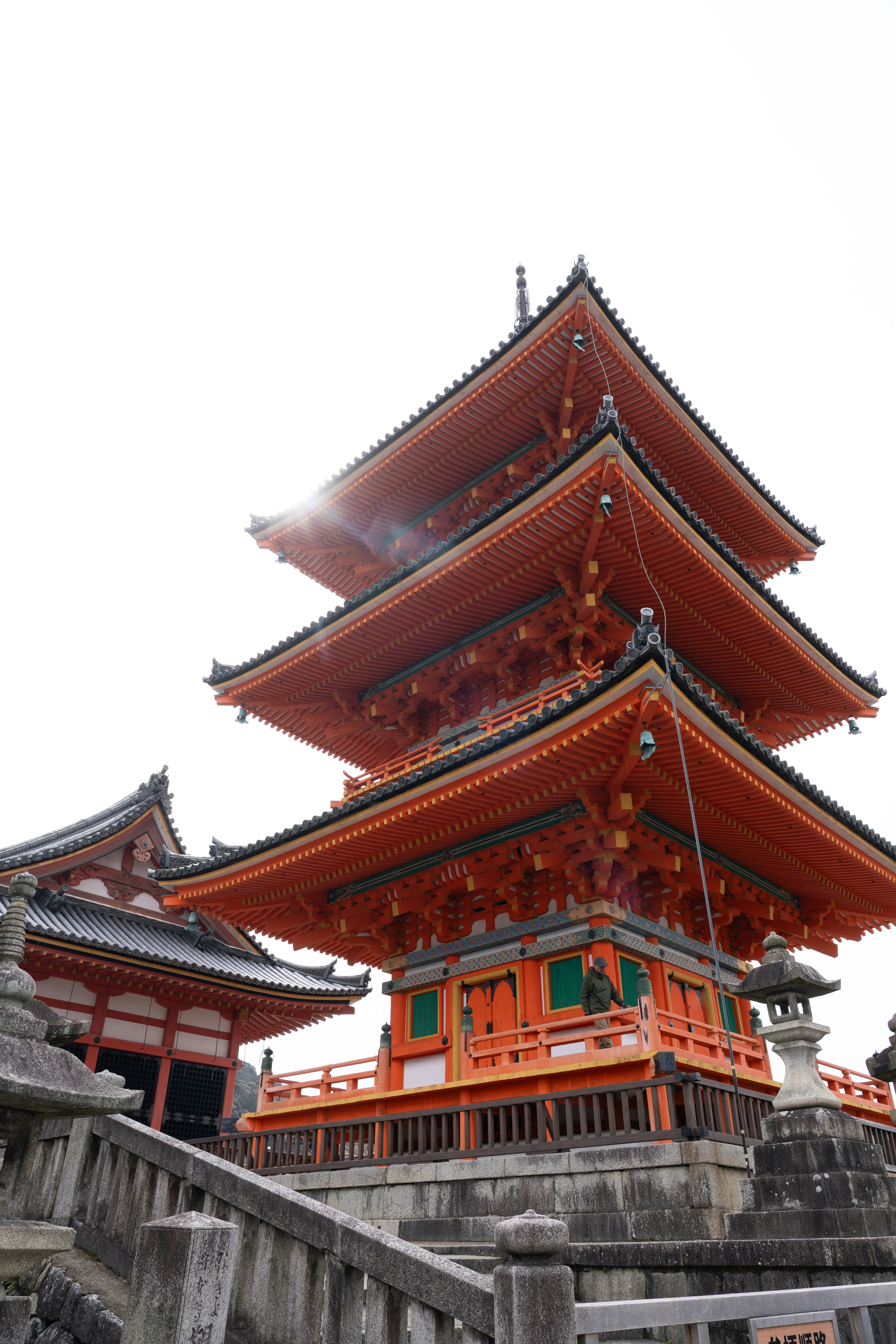 朱紅色寺廟大門與通道階梯