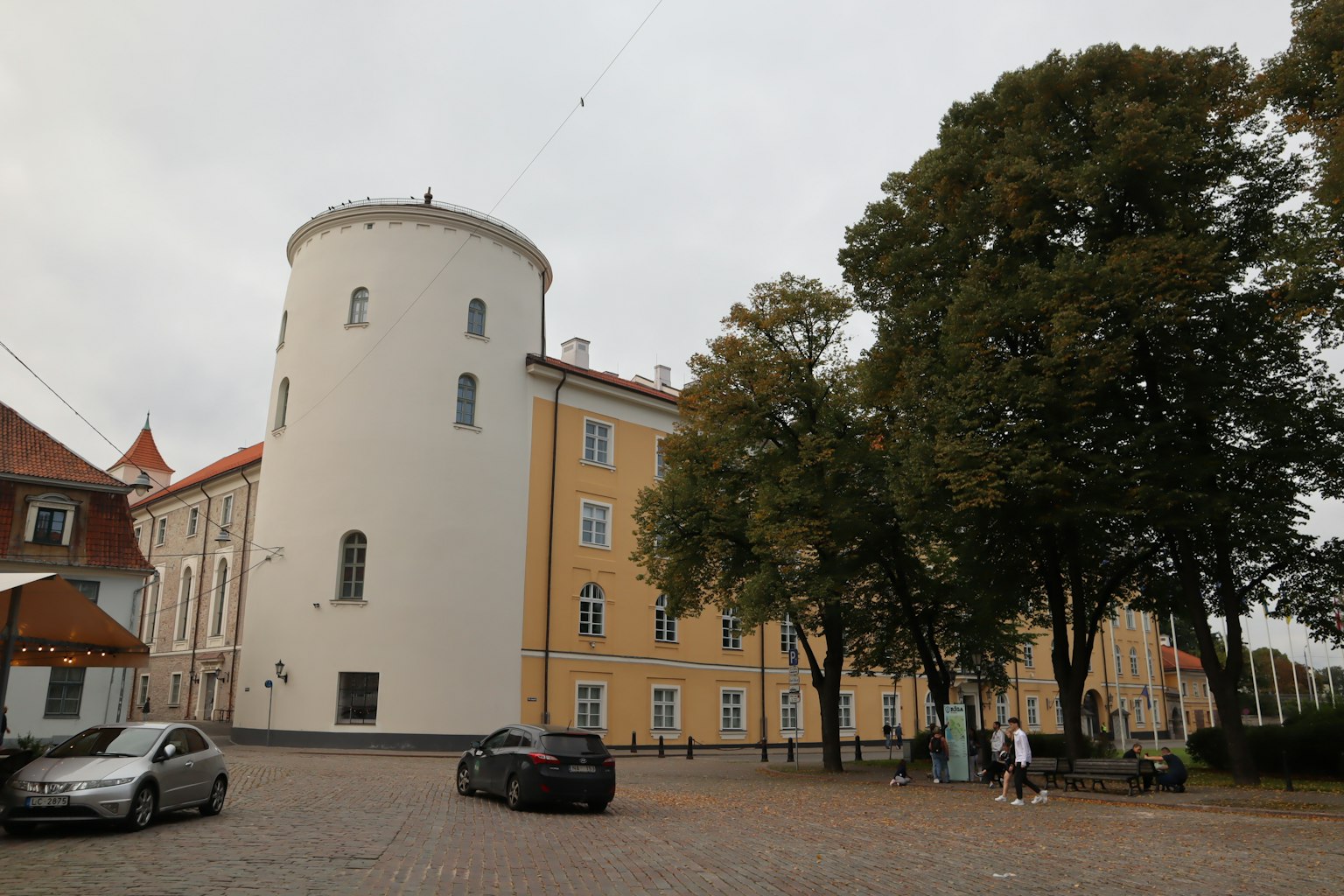 Historisches Gebäude mit einem weißen Turm und gelben Wänden