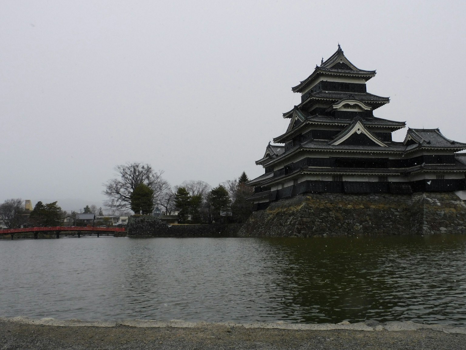 Château de Matsumoto avec une façade noire distinctive et de l'eau environnante