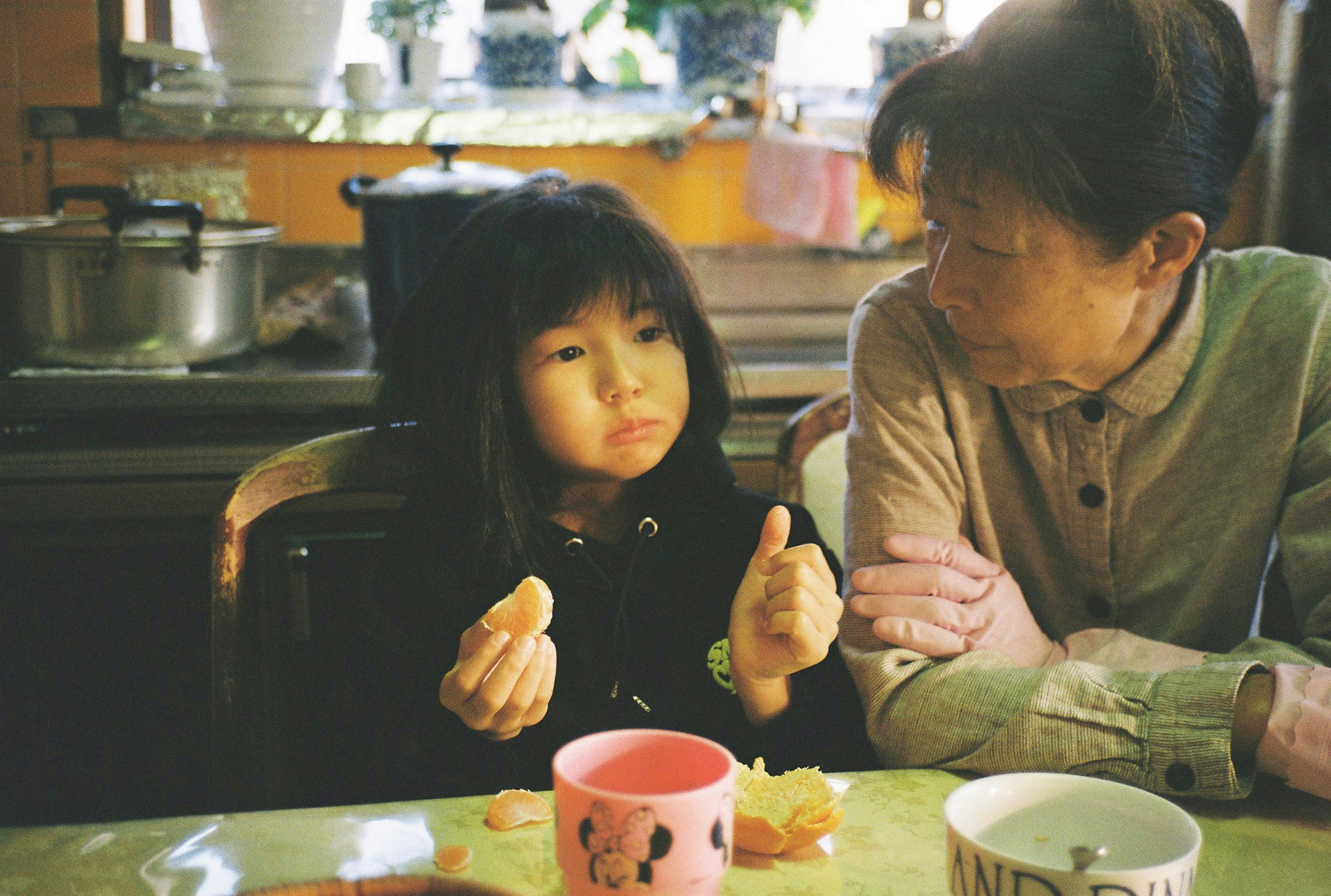 テーブルで向かい合う親子の食卓のひととき