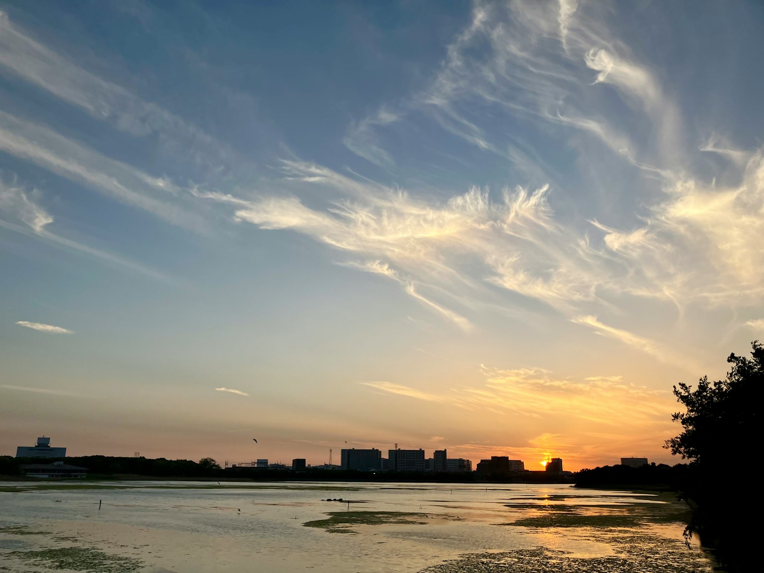 Ciel de coucher de soleil magnifique se reflétant sur la surface de l'eau