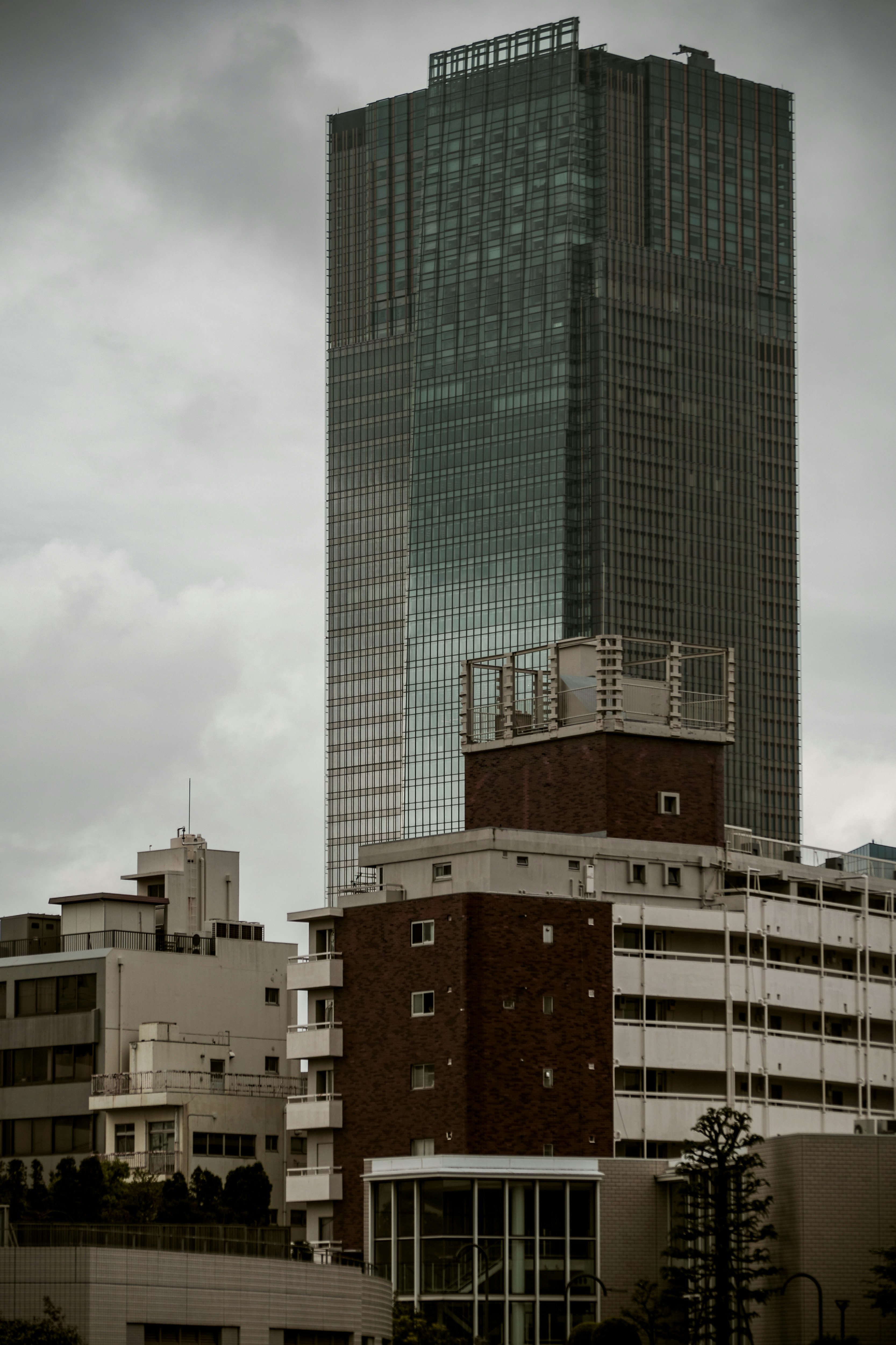 雲の下の高層ビルと都市の建物群