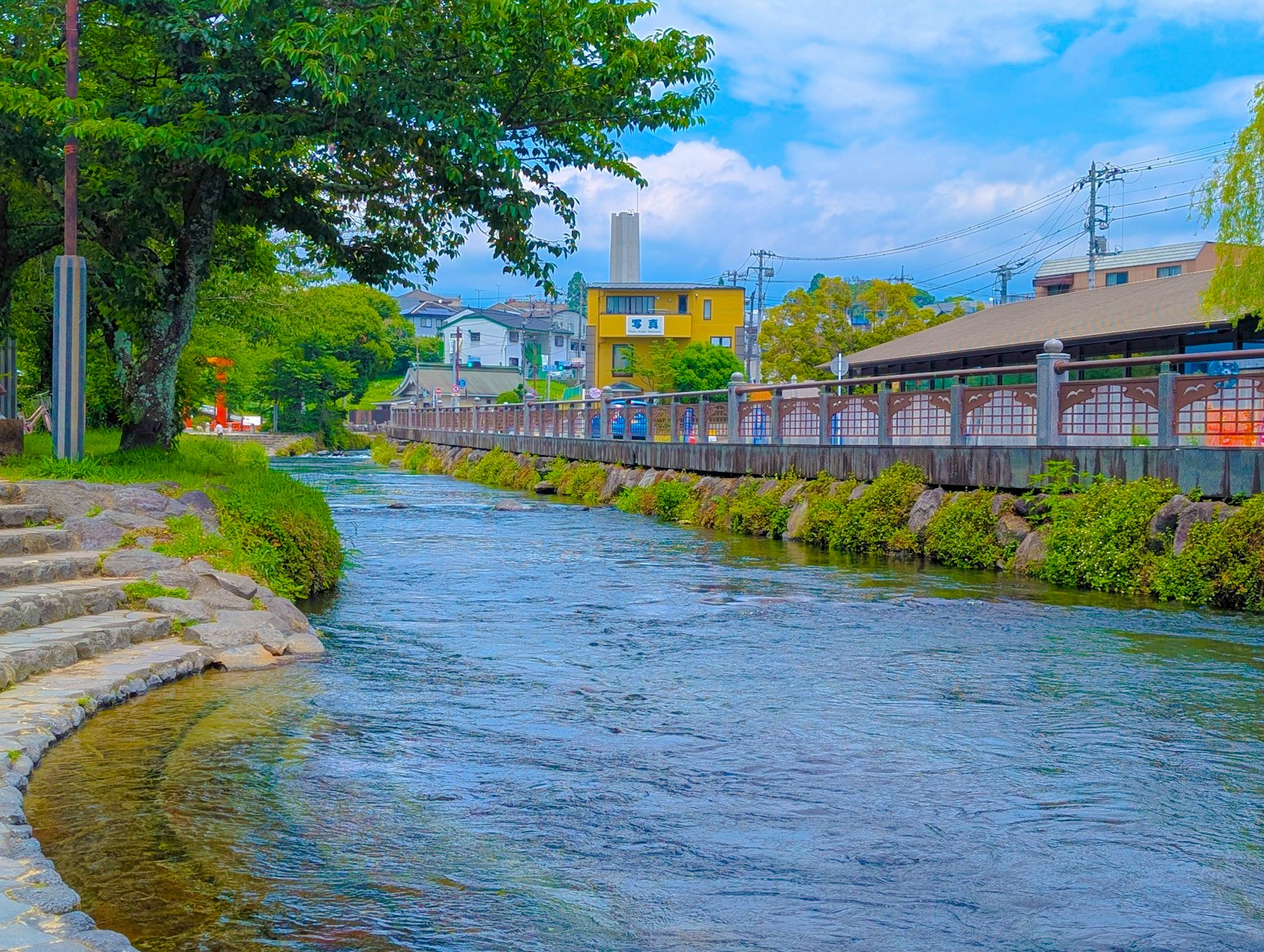 Cảnh quan ven sông với nước trong xanh và bầu trời xanh