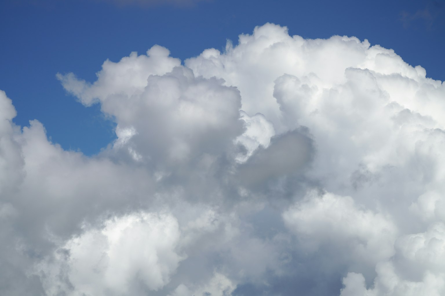 Nuvole bianche soffici in un cielo blu