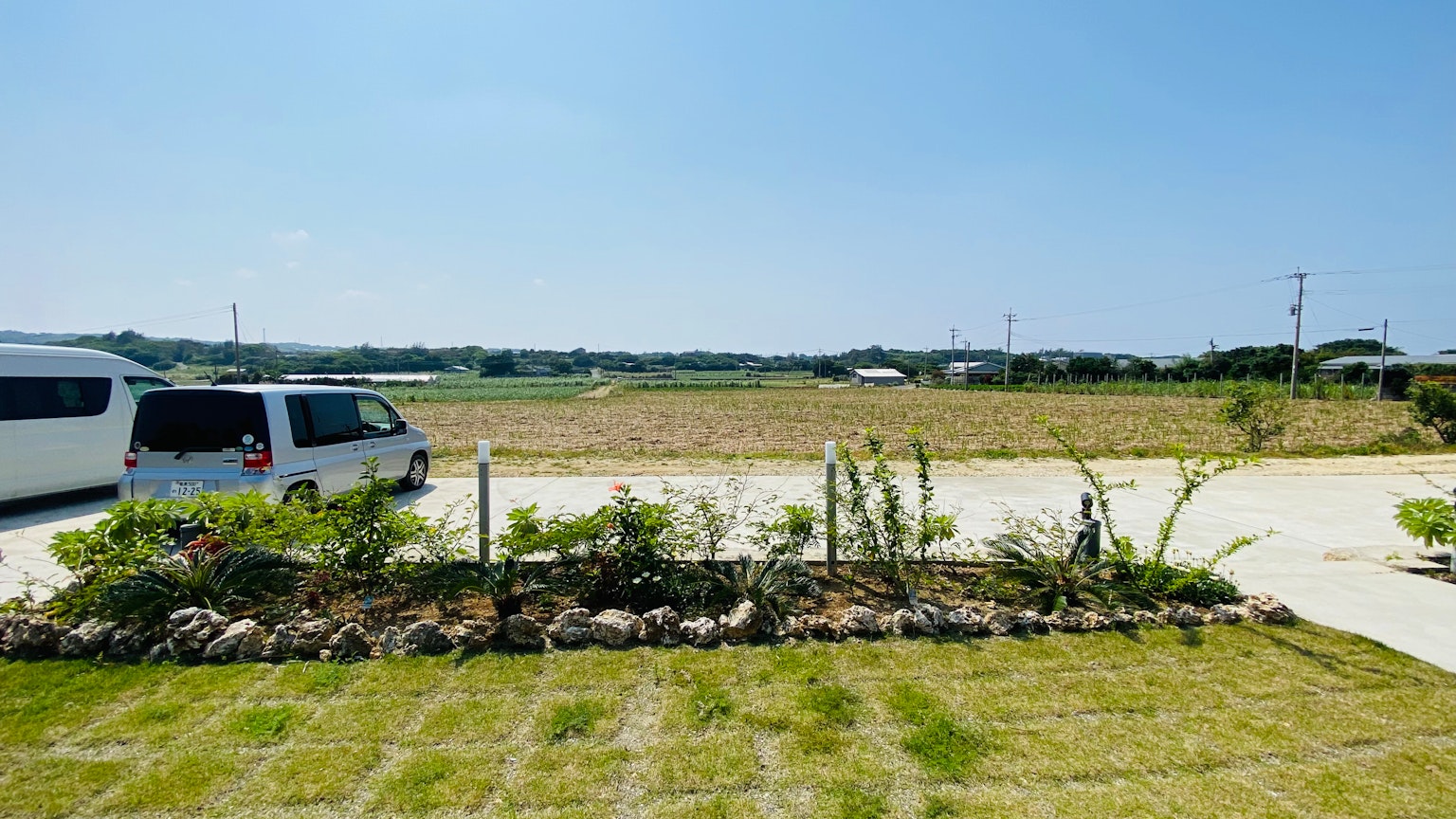 藍天下的花園和汽車風景 農田延伸