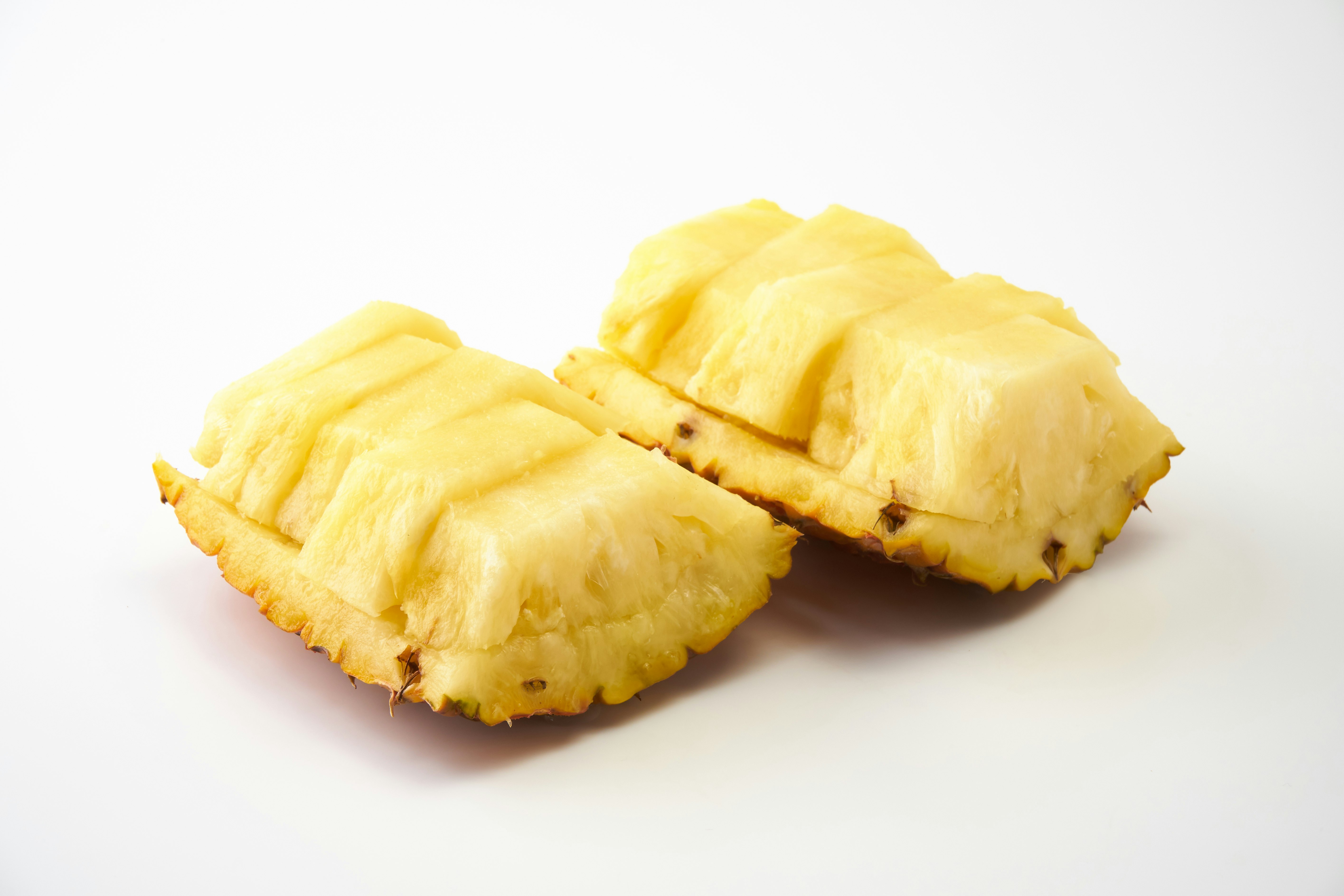 白い背景に並ぶバターの塊