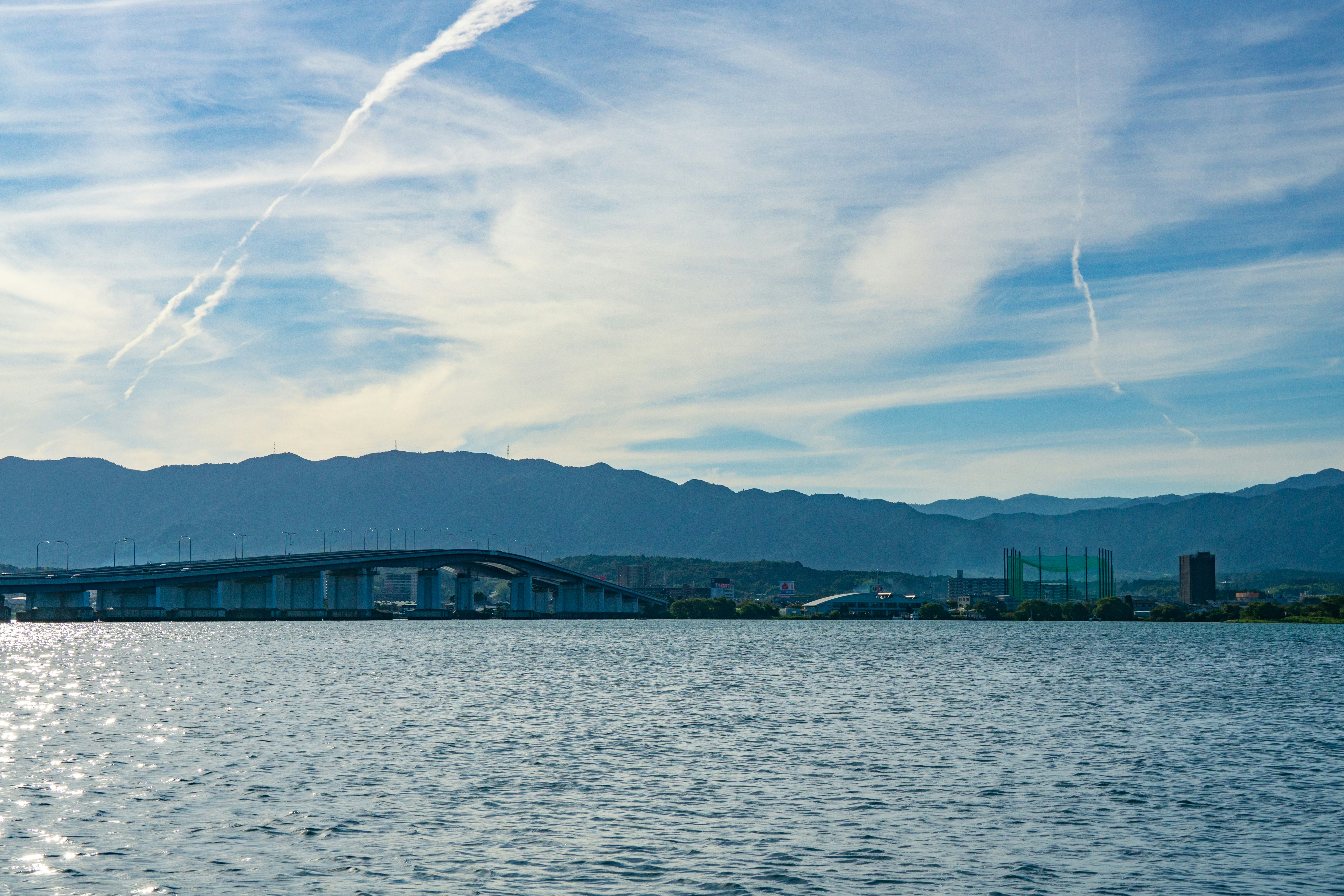 湖面と遠くの山並み、橋のある風景