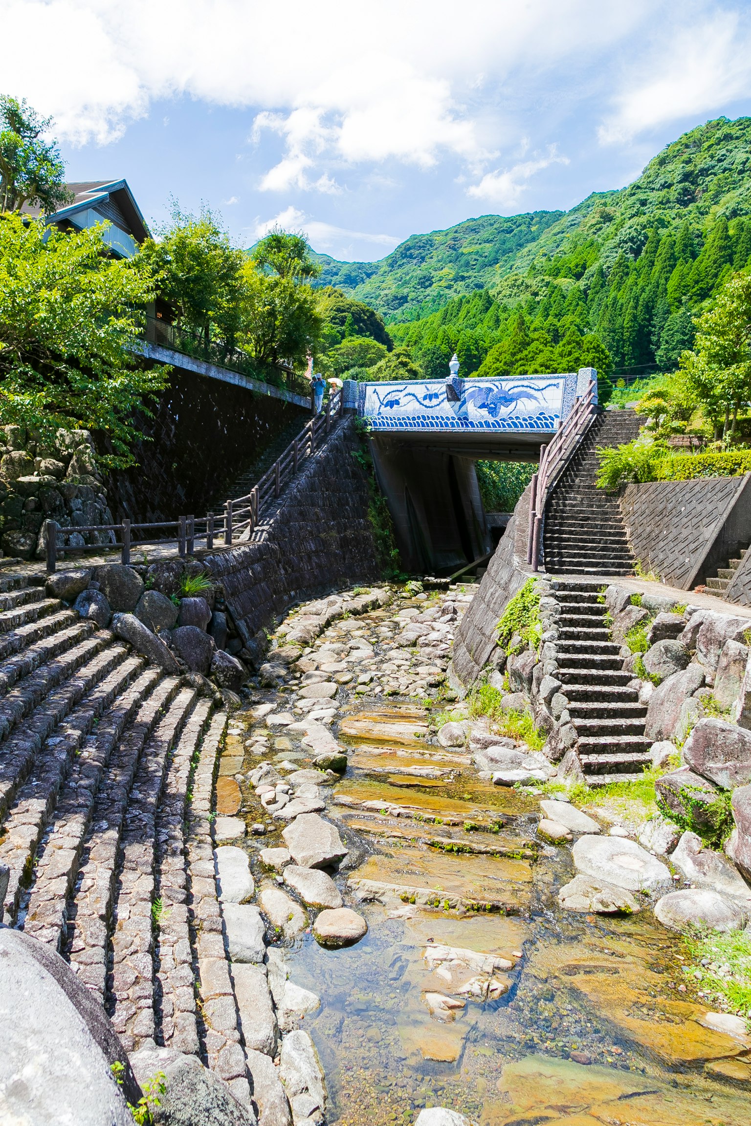 群山環繞的小溪與石階的風景