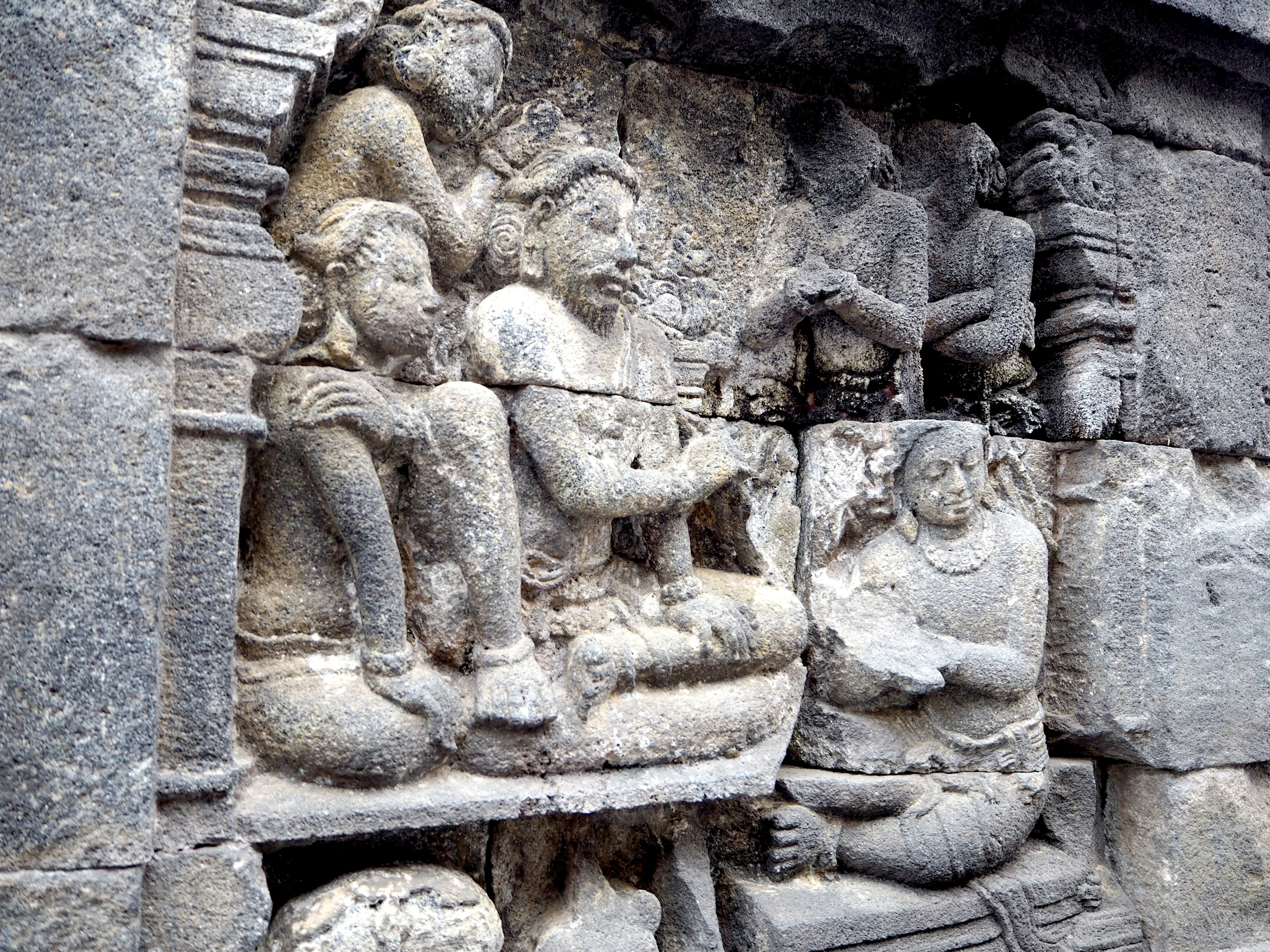 relief batu di dinding dengan figur pahatan