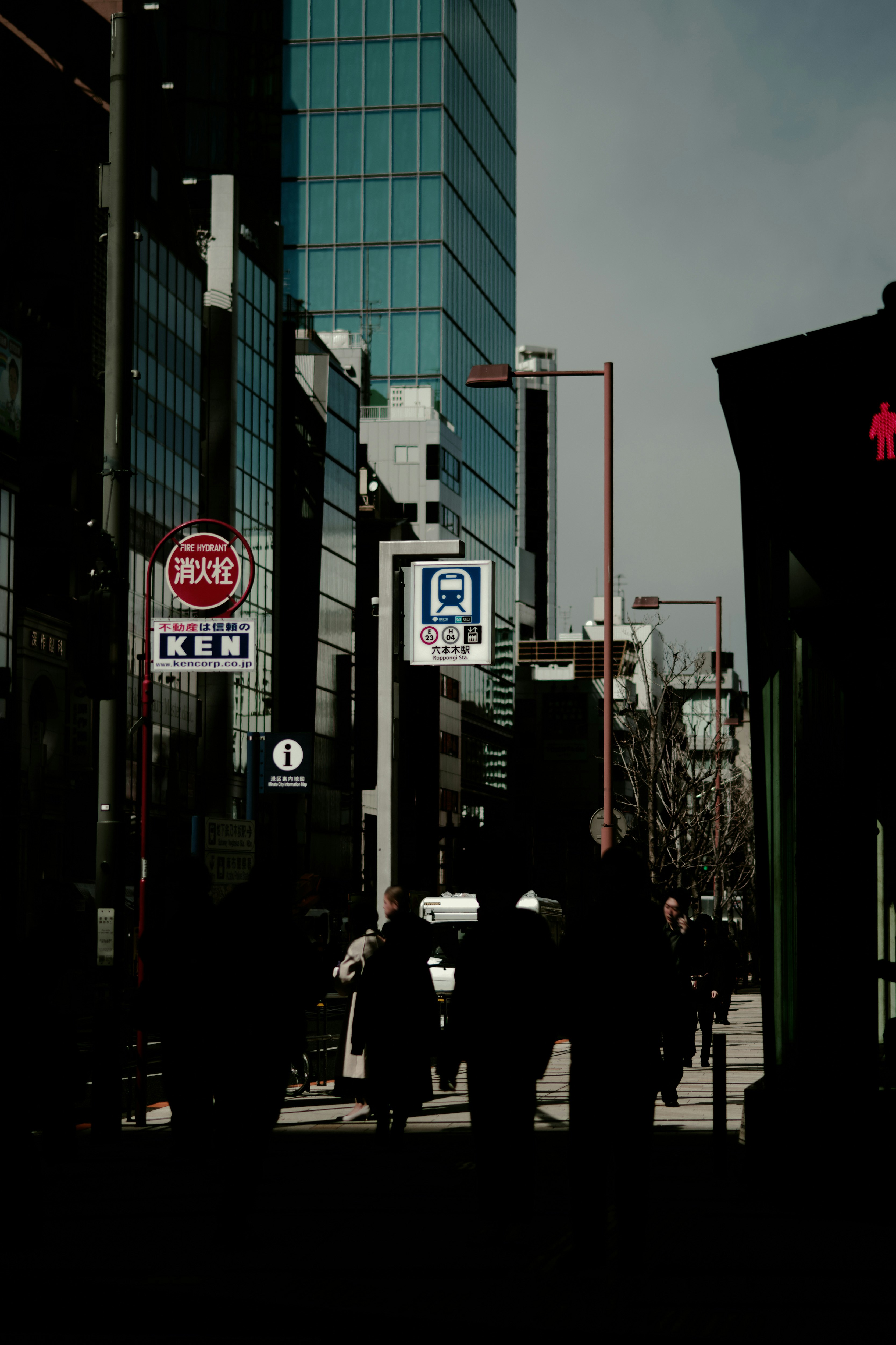 六本木駅周辺の高層ビル群と街路の夕暮れ風景