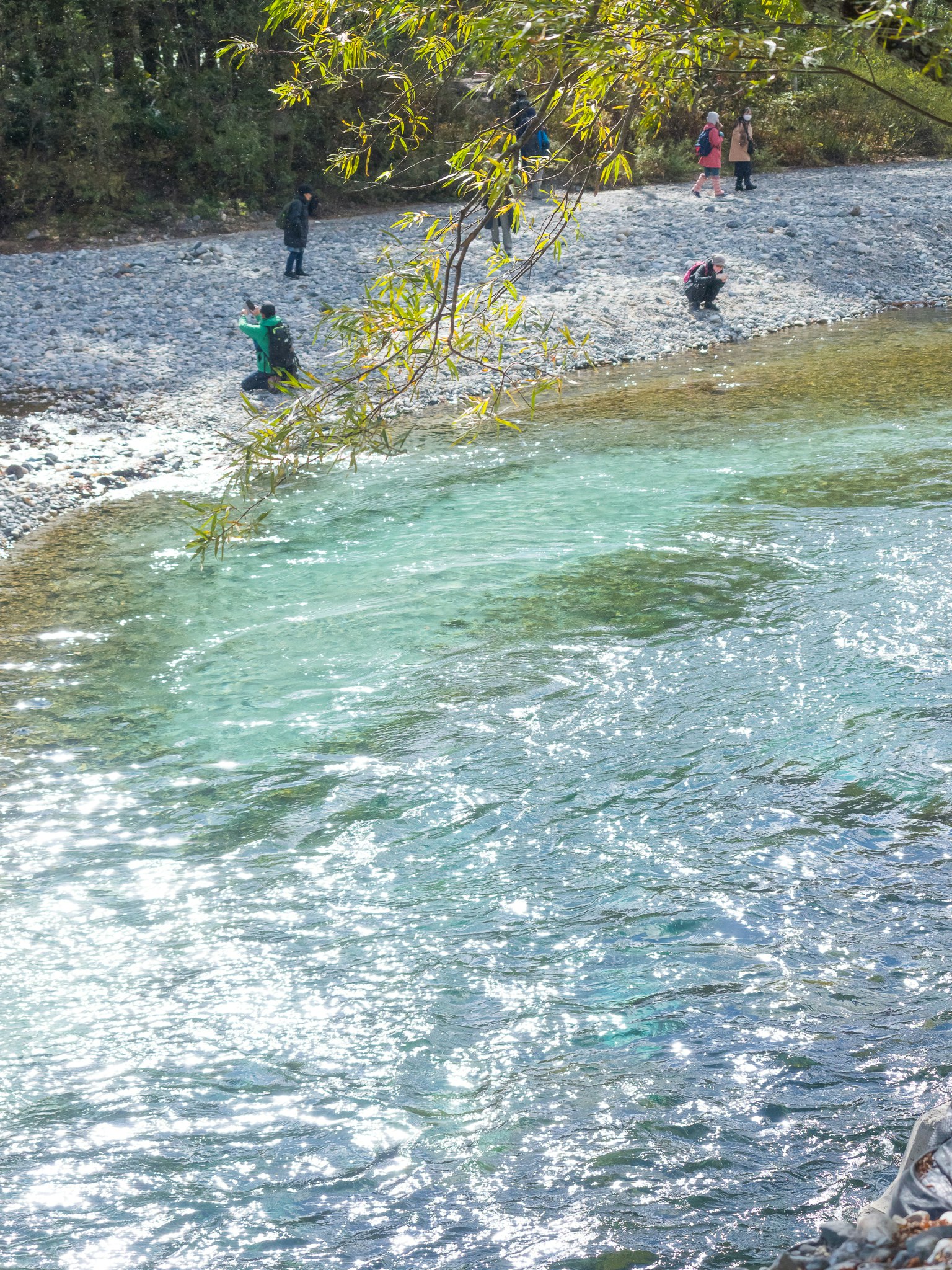 Ruhiger Flusslauf mit Menschen, die die Umgebung genießen