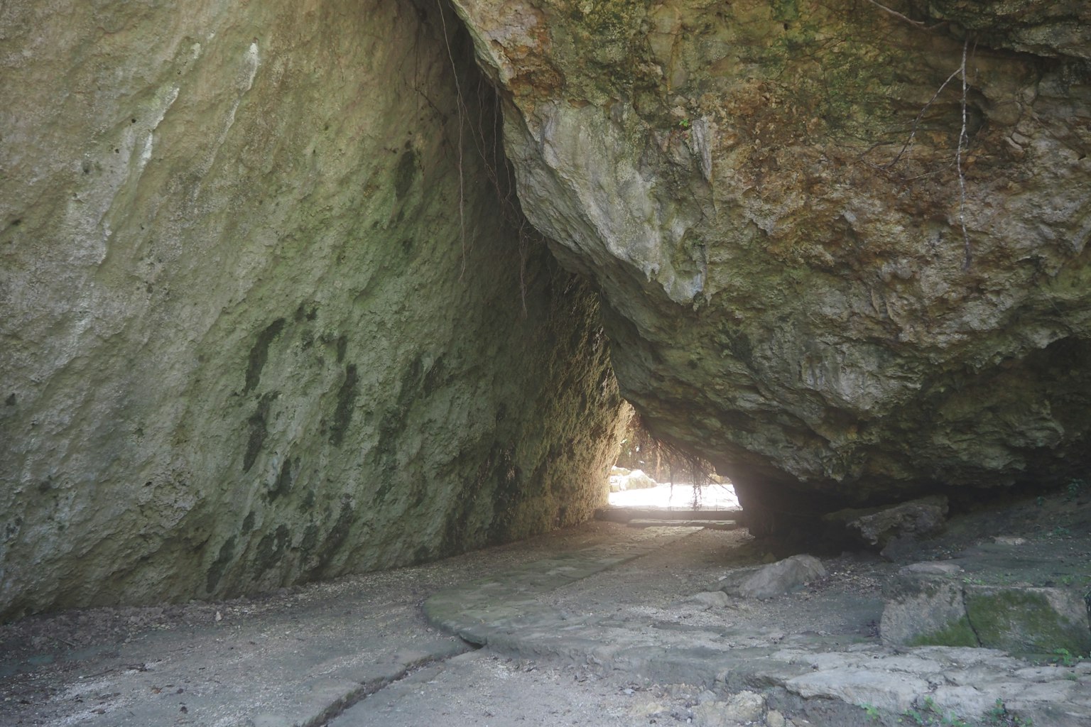 洞穴内部，光线透过大岩石开口照射进来