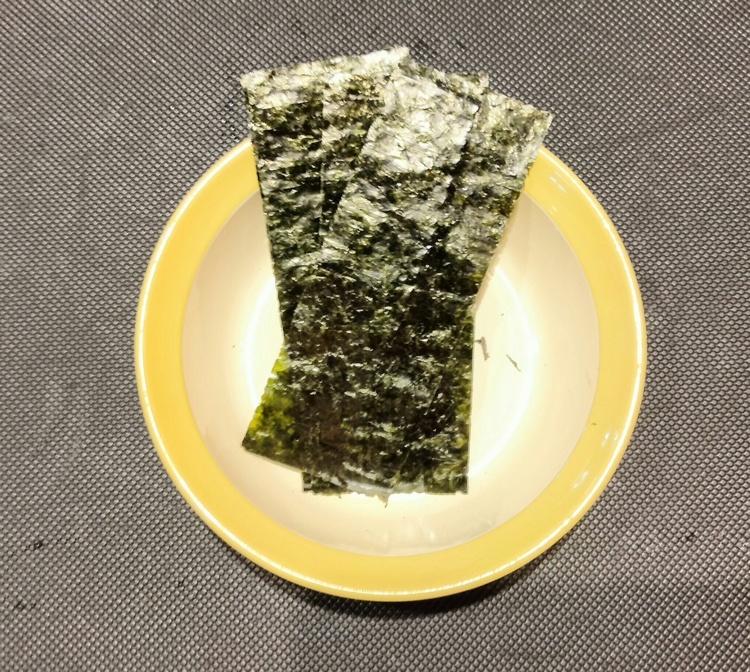 Snacks d'algues disposés sur une assiette blanche