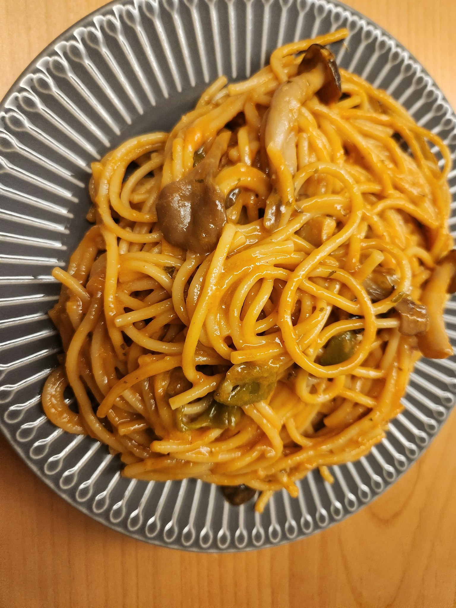 Assiette de spaghetti avec des champignons et des légumes